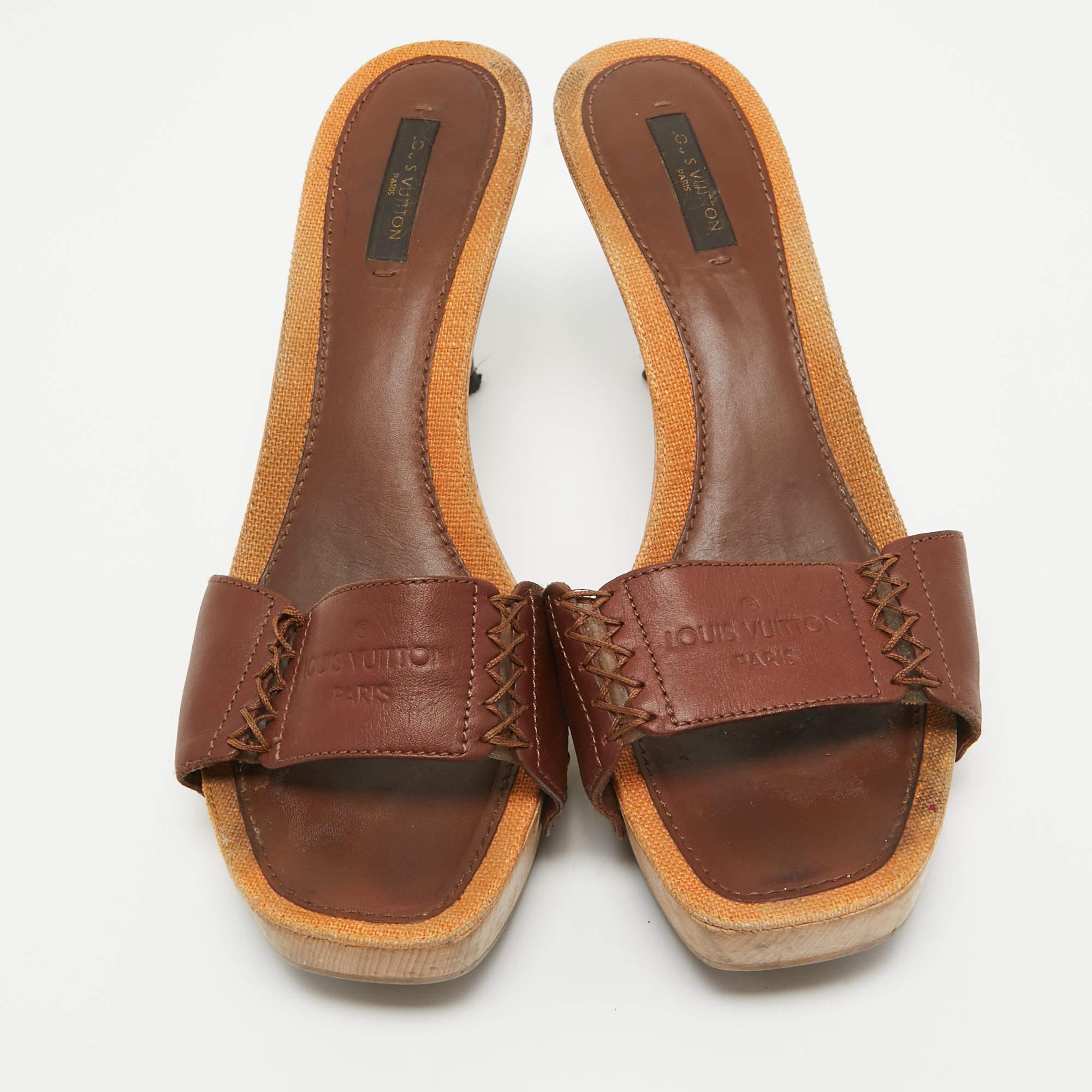Louis Vuitton Brown Leather Wooden Slide Sandals Size 39 In Good Condition For Sale In Dubai, Al Qouz 2