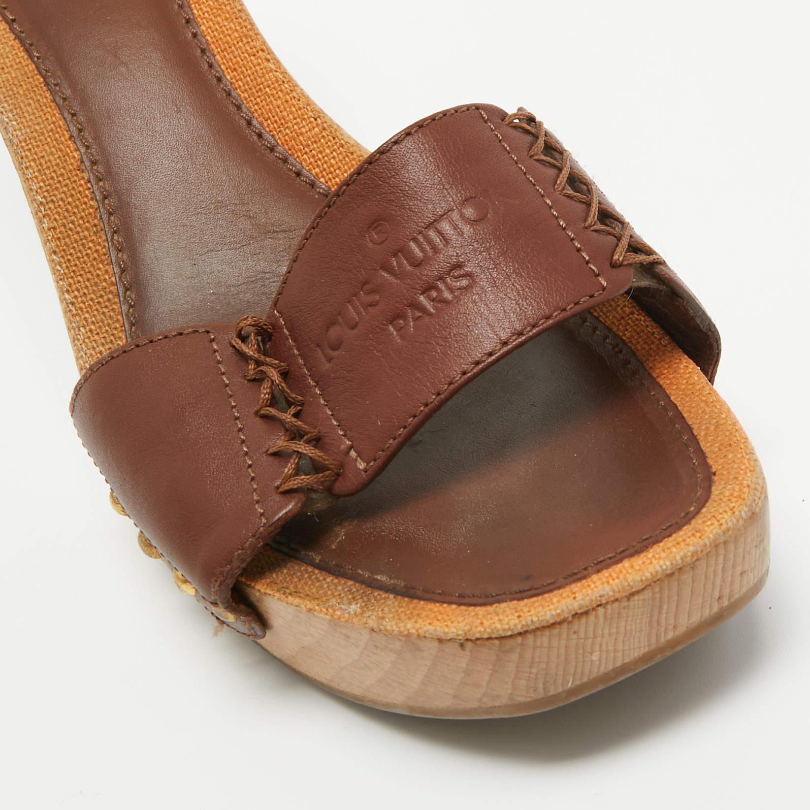 Louis Vuitton Brown Leather Wooden Slide Sandals Size 39 In Good Condition For Sale In Dubai, Al Qouz 2
