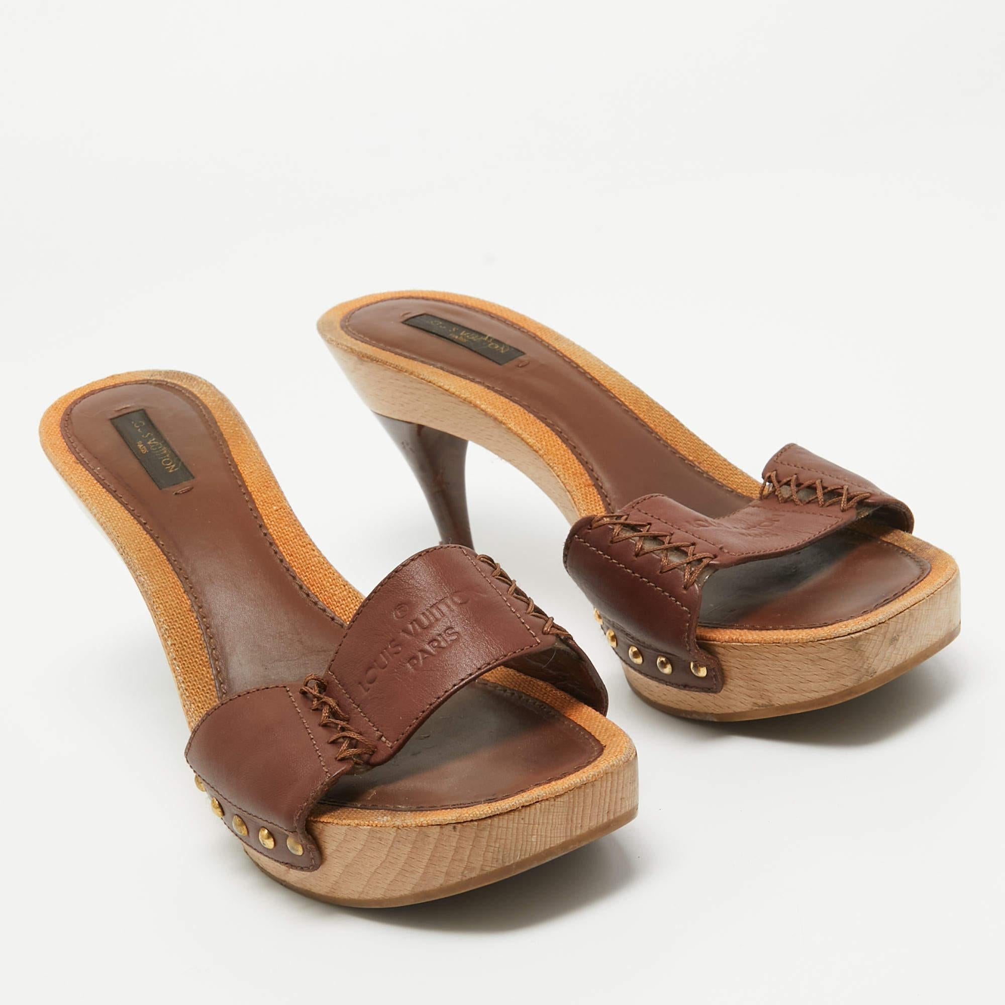 Women's Louis Vuitton Brown Leather Wooden Slide Sandals Size 39 For Sale