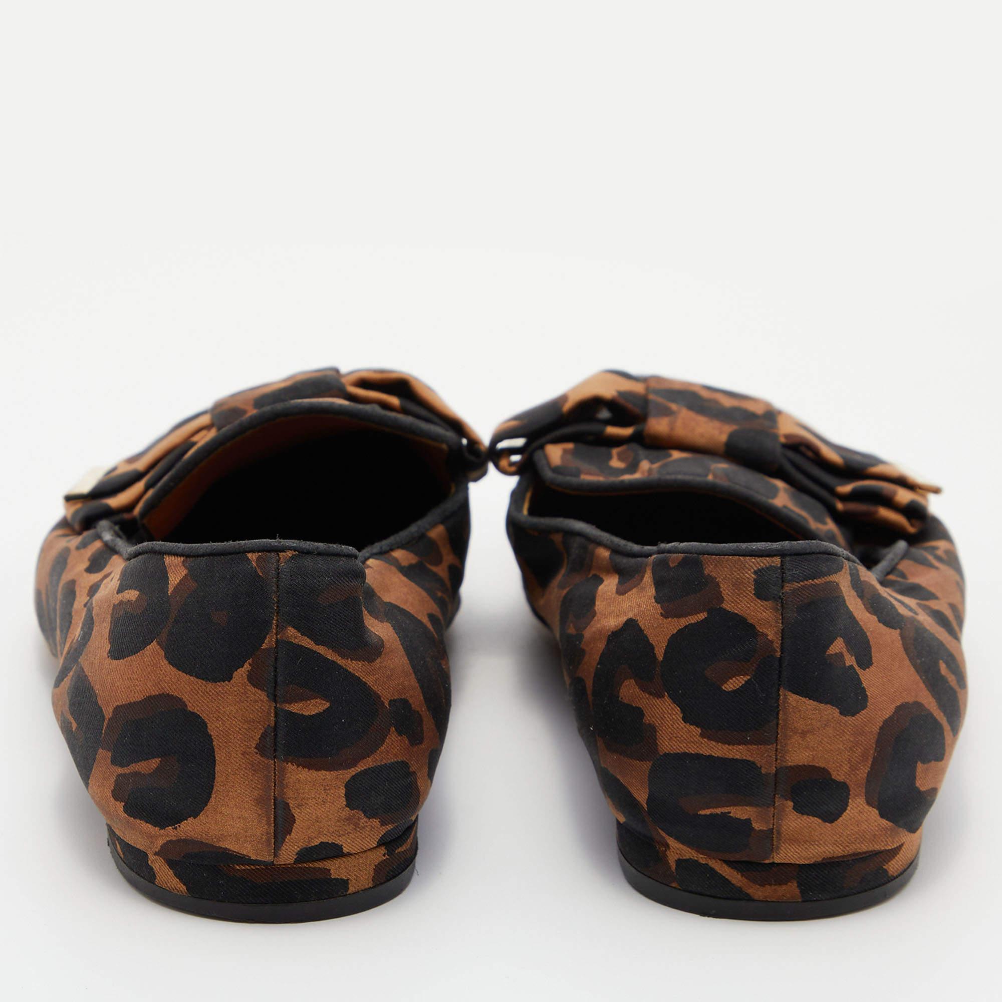 A perfect blend of luxury, style, and comfort, these designer smoking slippers are made using quality materials and can be paired with a host of outfits from your wardrobe.

