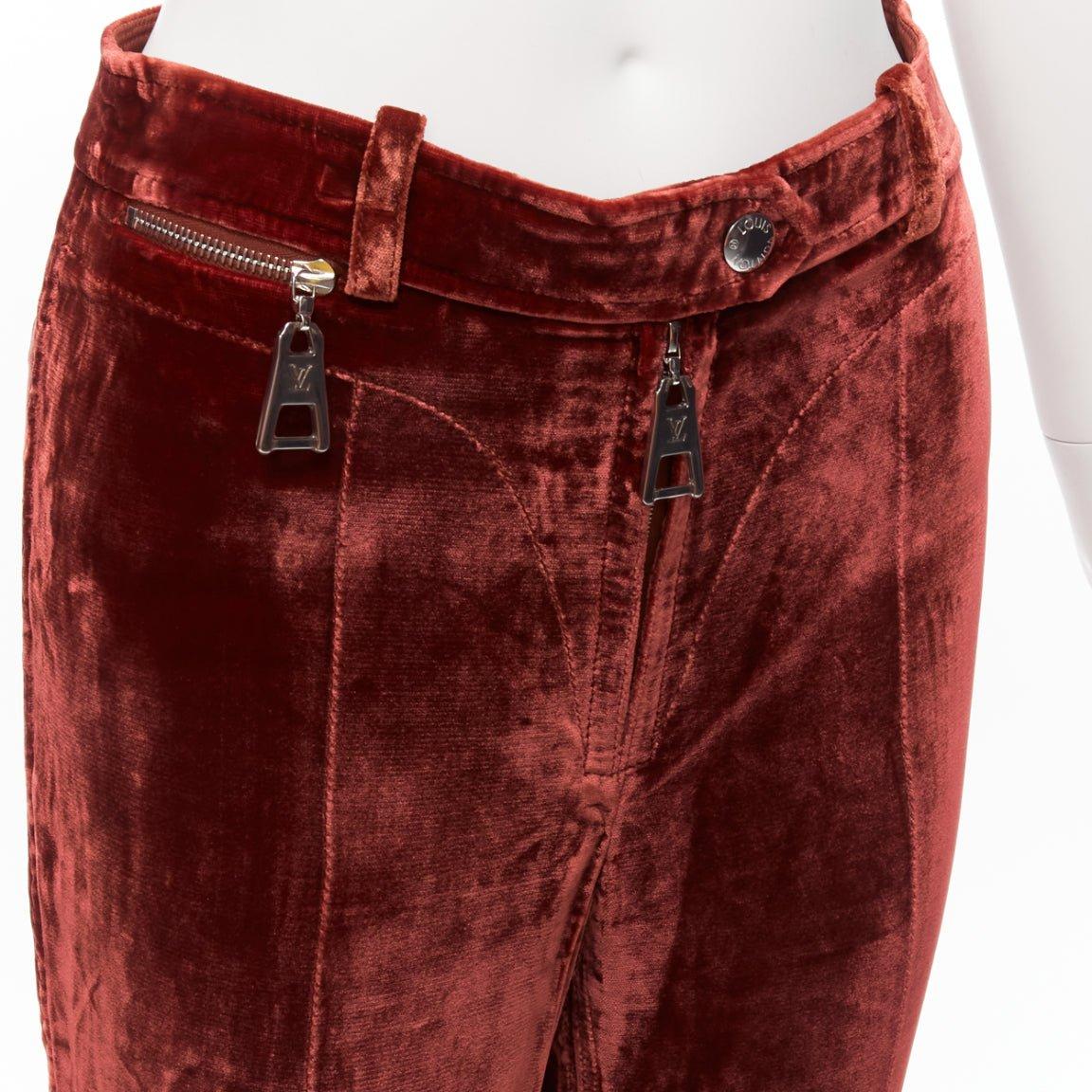 LOUIS VUITTON brown LV logo XL zipper head velvet wide pants FR36 S
Reference: BSHW/A00056
Brand: Louis Vuitton
Material: Viscose, Blend
Color: Brown
Pattern: Solid
Closure: Zip Fly
Extra Details: LV logo enlarged silver-tone zipper heads. V cut