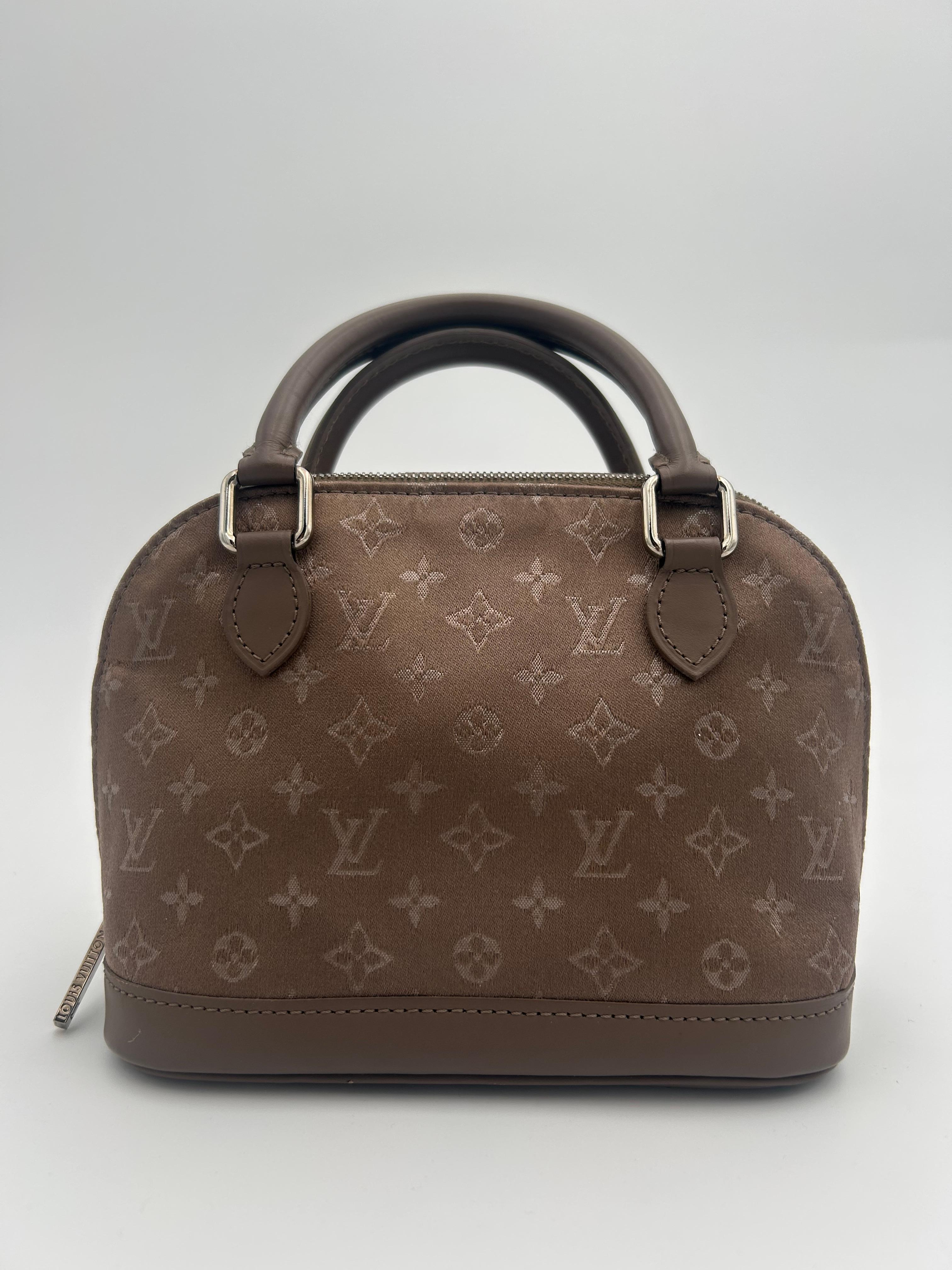 Louis Vuitton Brown Mini Alma. Questa bellissima borsa è un pezzo raro e da collezione. Il raso è come nuovo e ha una lucentezza che lo rende scintillante al sole. 
In perfette condizioni. 
Lunghezza Botton = 7in 
Lunghezza Top = 5in 
Profondità =