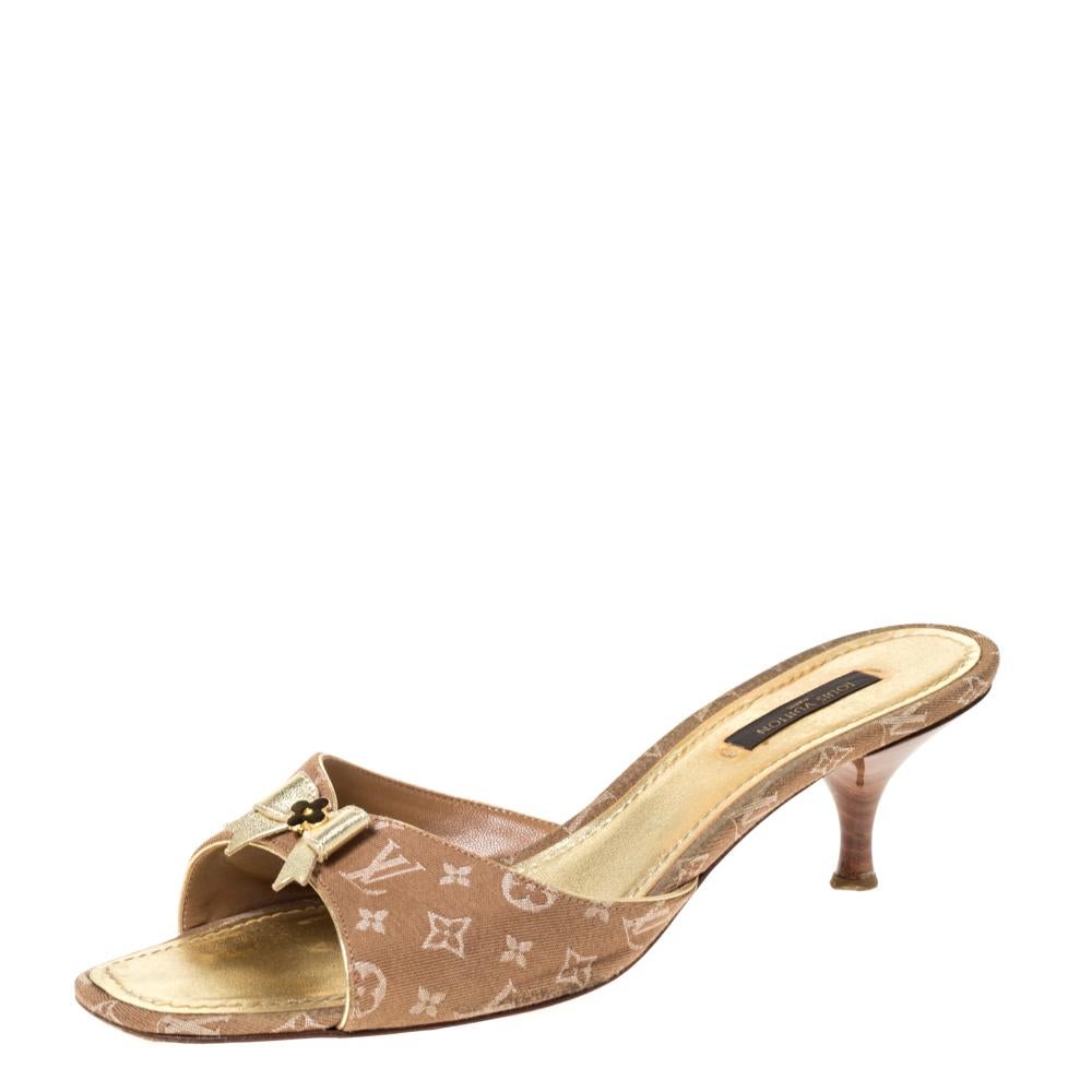 This pair of sandals from Louis Vuitton is a perfect example of exquisite design. Flaunt style at its best with this beautiful pair made from Mini Lin monogram canvas featuring peep toes and 6 cm heels. Leather insoles and bow detailing make the