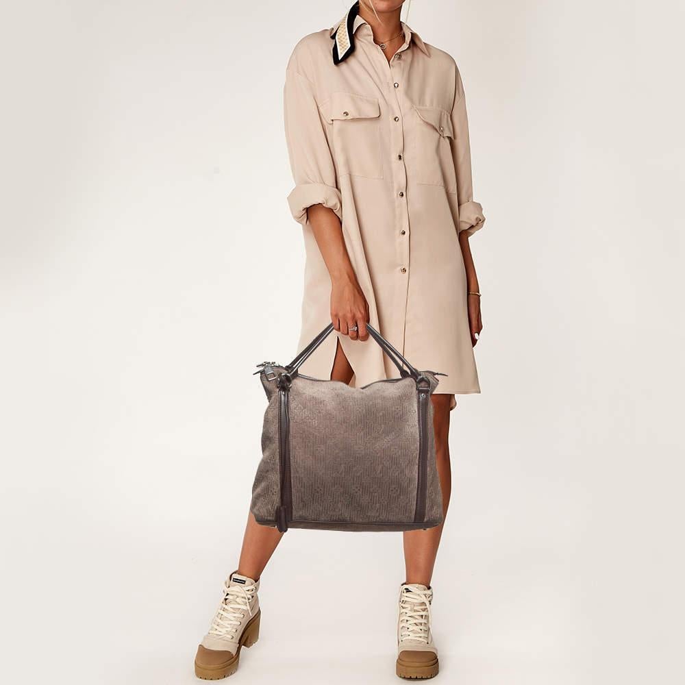 Marked by flawless craftsmanship and enduring appeal this Louis Vuitton Ixia MM bag is bound to be a versatile and durable accessory. It has a spacious size.