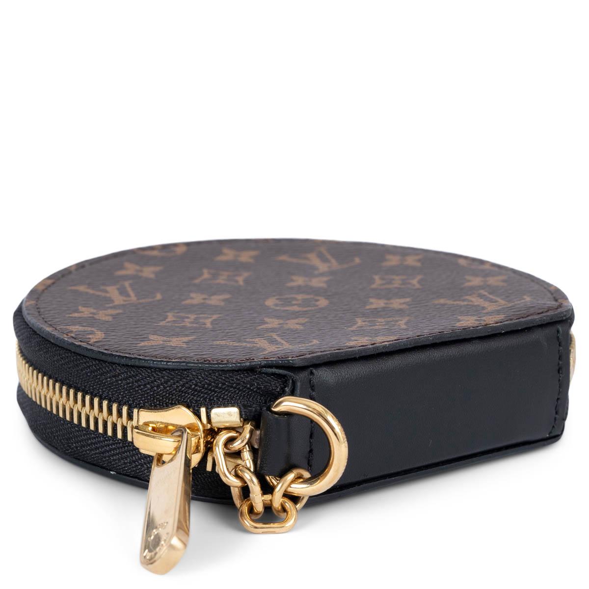 100% authentic Louis Vuitton Micro Boite Chapeau in brown Monogram canvas with gold-tone metal hook & chain. This hatbox inspired currency purse is crafted of Louis Vuitton Monogram canvas, accented with black calfskin leather on the reverse. Lined