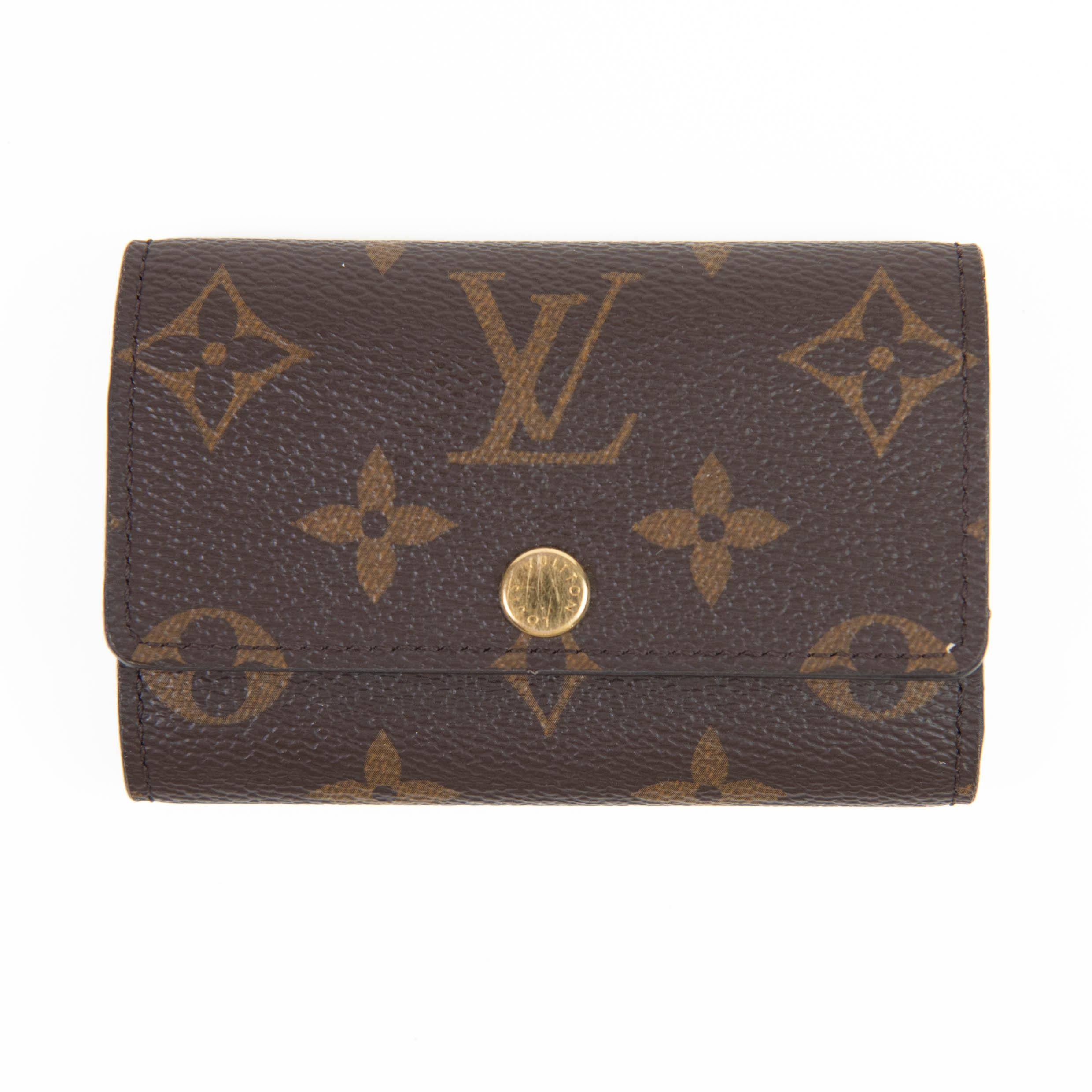 100% Authentic

This stylish key holder is crafted of Louis Vuitton monogram coated canvas. The flap opens with a brass snap to a terra cotta cross-grain leather interior with six brass key rings.

Base length: 4 in

Height: 2.75 in

Width: 0.75