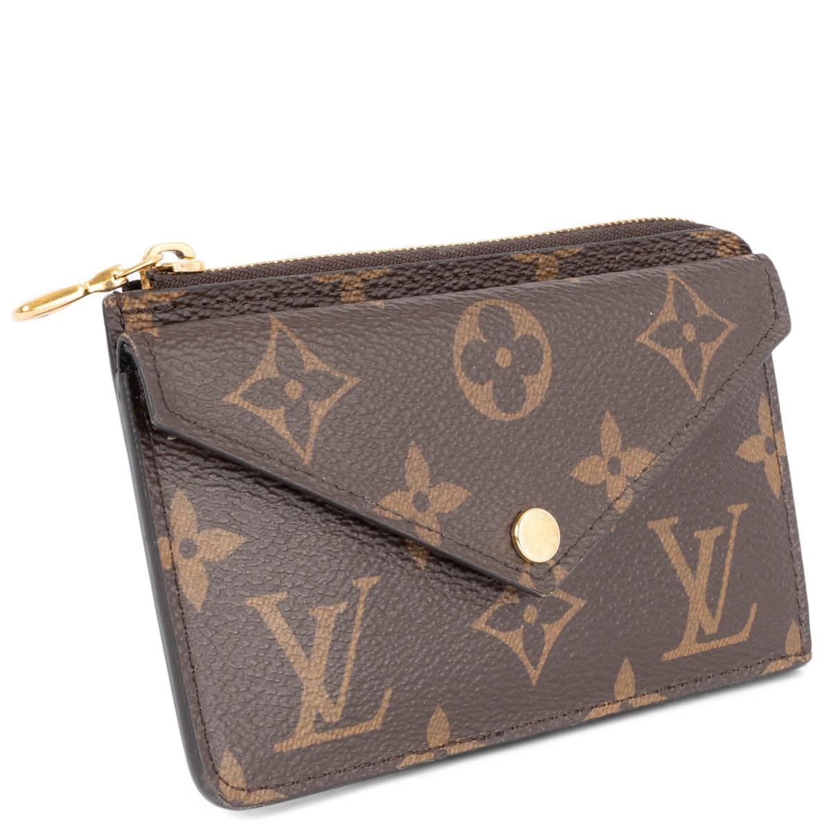 100% authentic Louis Vuitton Recto Verso card & key holder in brown monogram canvas featuring gold-tone hardware. Has been carried and is in excellent condition. 

Measurements
Model	M69431
Width	14cm (5.5in)
Height	8cm (3.1in)
Depth	3cm