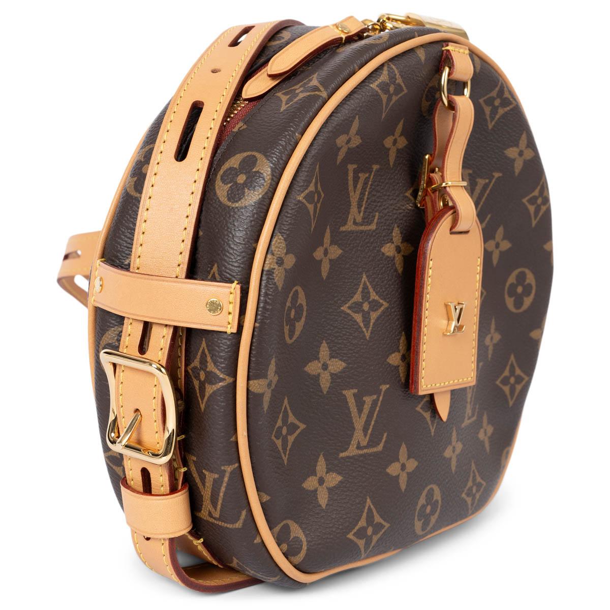 100% authentisch Louis Vuitton Boite Chapeau Souple MM Umhängetasche in Ebene braun Monogram Leinwand mit gealterten natürlichen Rindsleder trimmt. Mit verstellbarem Schulterriemen zum Tragen über der Schulter oder am Körper, einem Gepäckanhänger