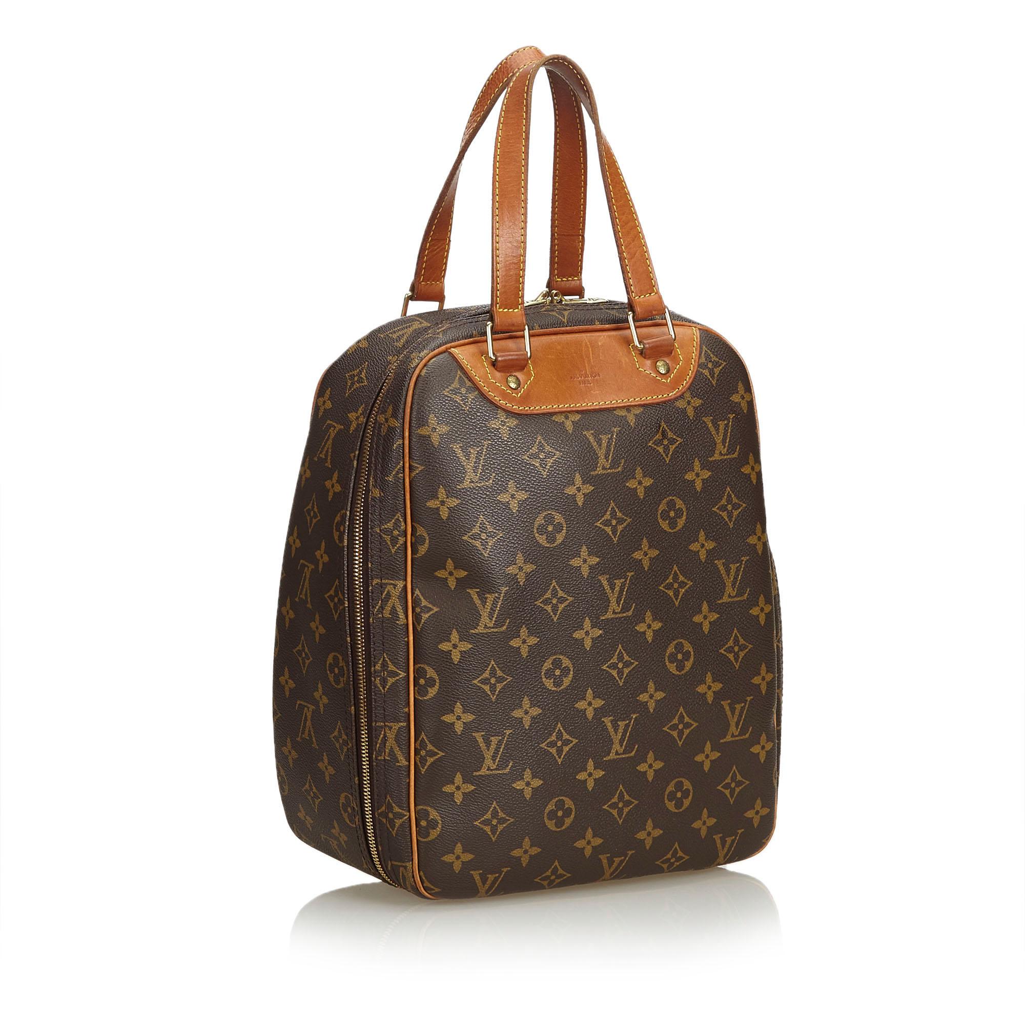The Excursion features the monogram canvas, rolled vachetta handles, vachetta trim, a zip around closure, and an interior flat pocket. It carries as B condition rating.

Inclusions: 
This item does not come with inclusions.


Louis Vuitton pieces do