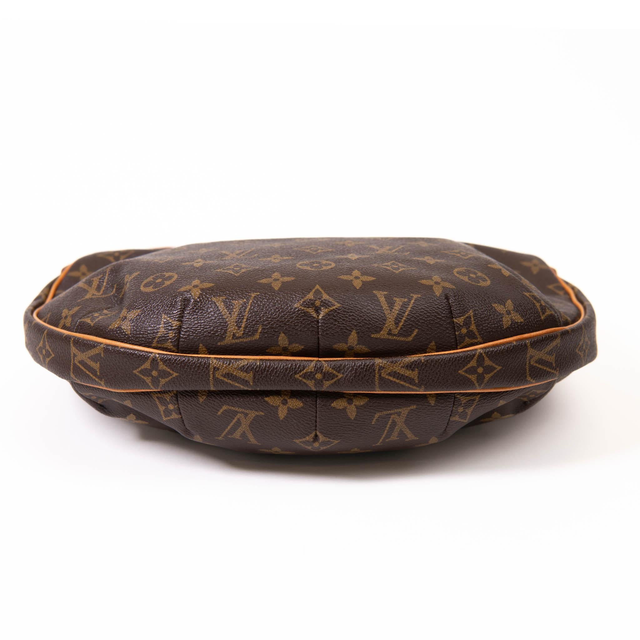 Louis Vuitton Brown Monogram Canvas Croissant MM Bag In Good Condition For Sale In Corona Del Mar, CA