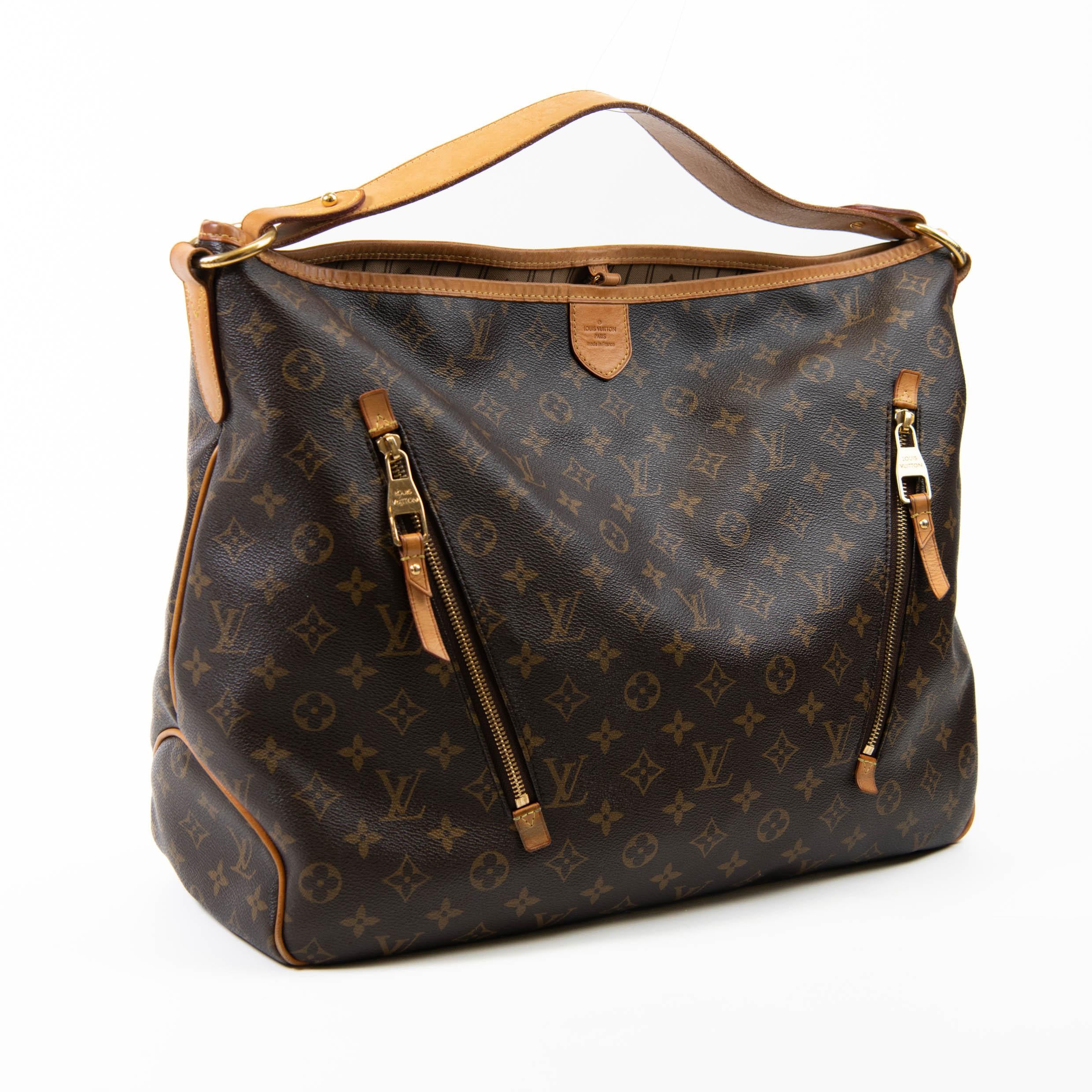 100% authentisch

Diese stilvolle Tasche ist aus klassischem, mit Monogrammen beschichtetem Louis Vuitton-Canvas gefertigt. Diese Umhängetasche verfügt über einen Looping-Schulterriemen aus Vachetta-Rindsleder, diagonale Reißverschlussfächer auf der