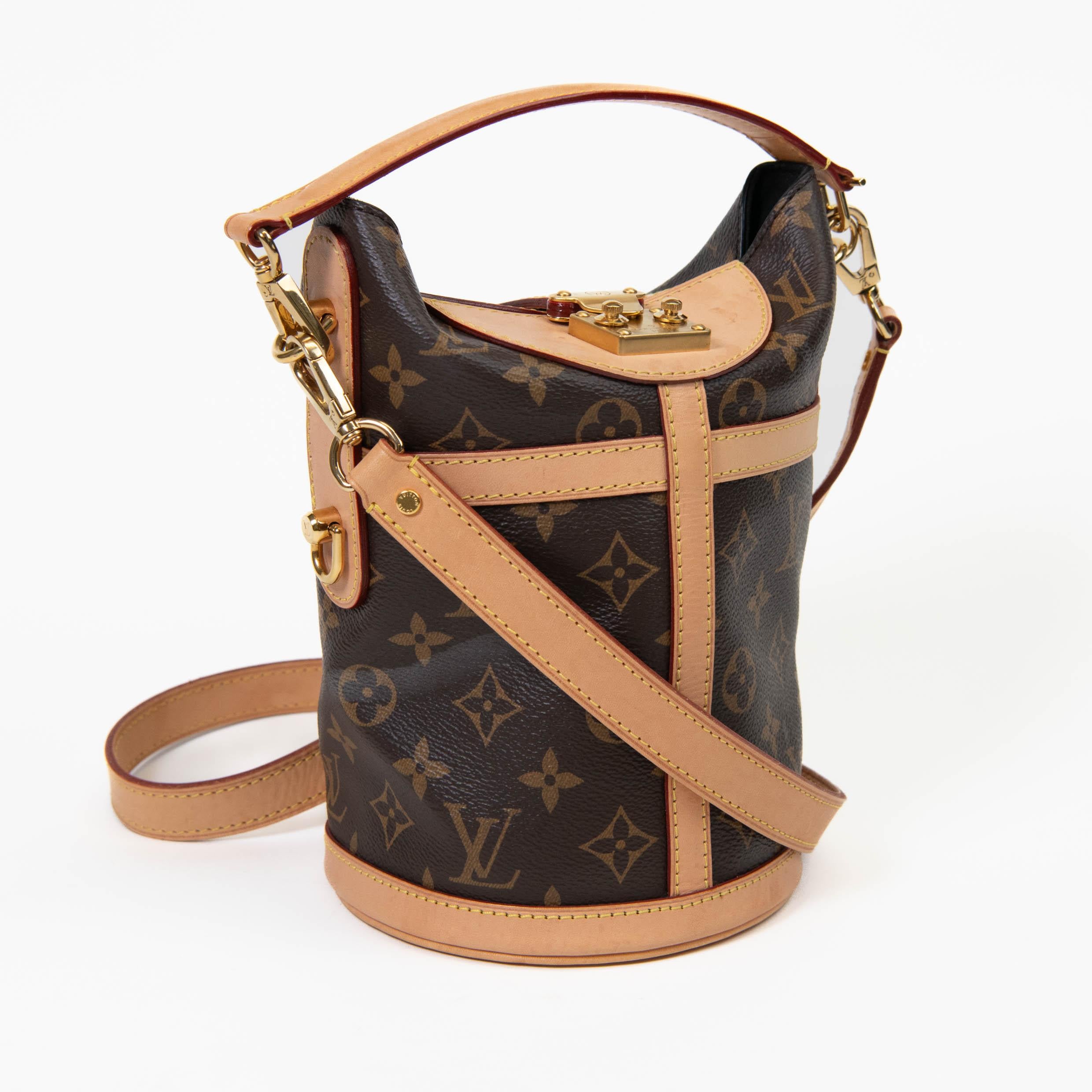100% authentisch

Diese stilvolle Tasche ist aus beschichtetem Canvas gefertigt. Sie verfügt über einen Druckverschluss an der Oberseite, Details mit Vachetta-Besatz, polierte Messingbeschläge, einen kurzen Tragegriff und einen optionalen