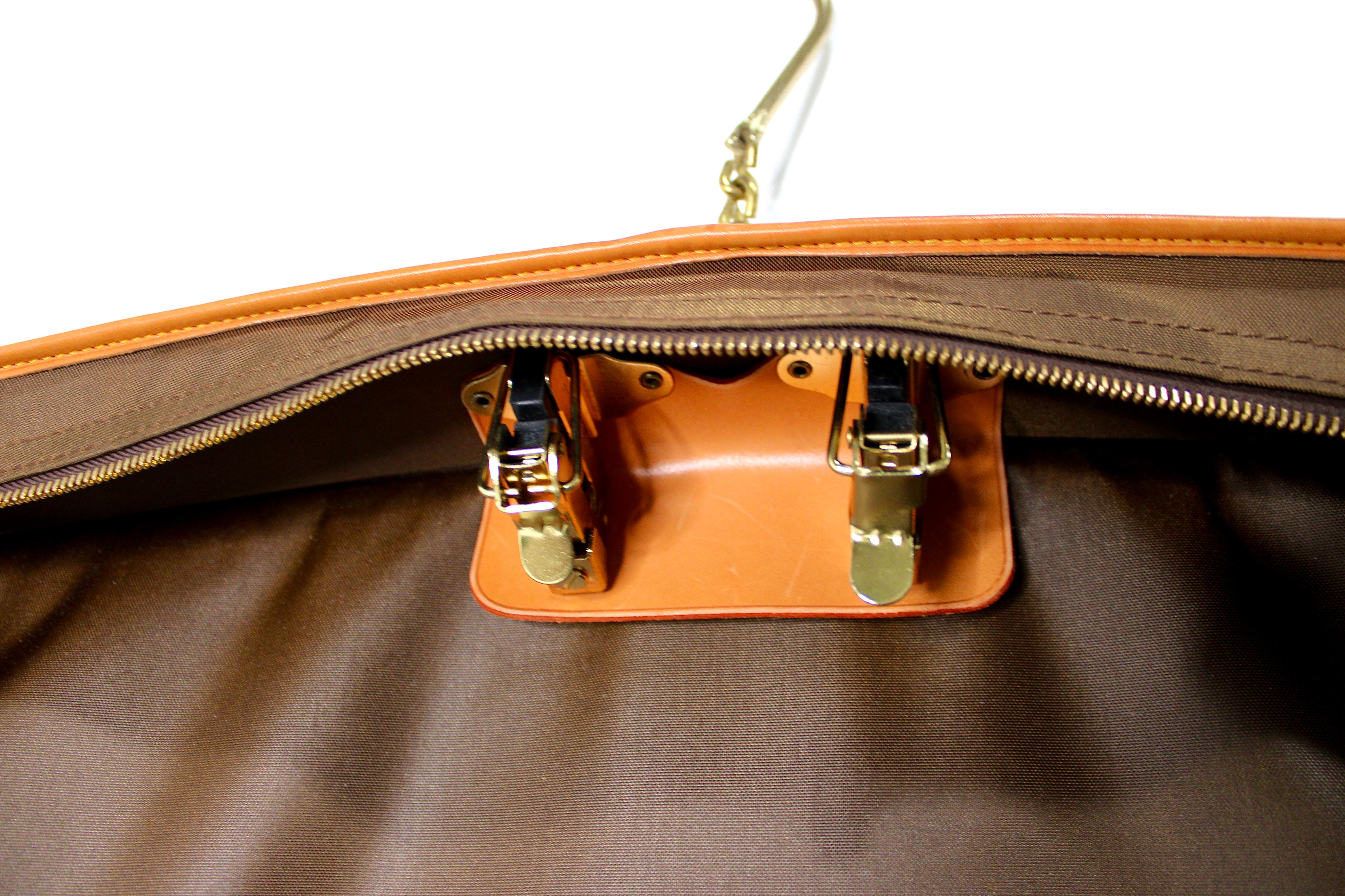 Bolsa de viaje de lona con monograma marrón Louis Vuitton en venta 11