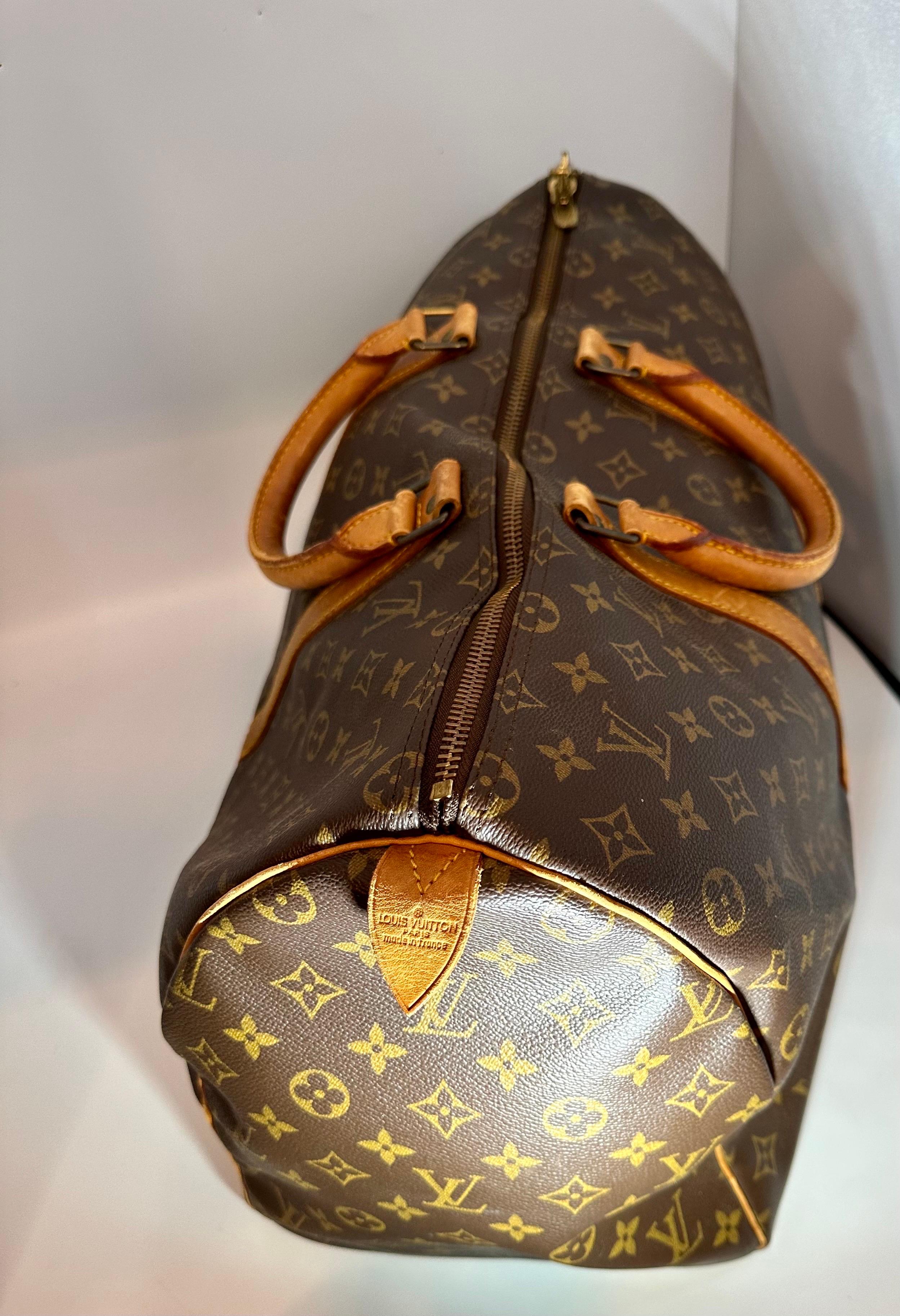 Die mit einem Louis Vuitton-Logo bedruckte Louis Vuitton Keepall 50 mit Lederbesatz verleiht der Tasche einen Hauch von traditionellem Luxus, wo immer Sie sie tragen.
Über alles  guter Zustand,
Ich habe viele Bilder von der ursprünglichen Tasche