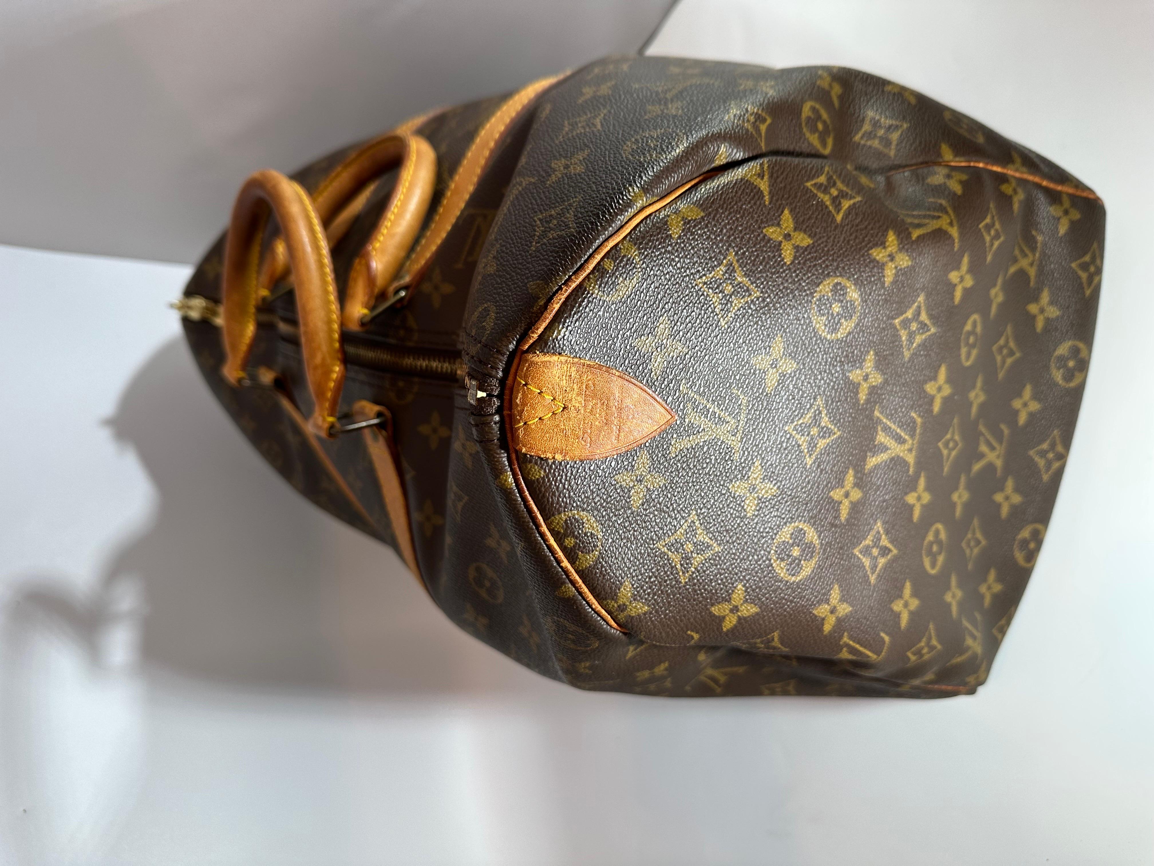 Le Keepall 50 de Louis Vuitton, imprimé du logo de la marque et garni de cuir, apporte une touche de luxe patrimonial où que vous le portiez.
Sur l'ensemble  bon état,
J'ai ajouté beaucoup de photos du sac original donc s'il vous plaît prendre un