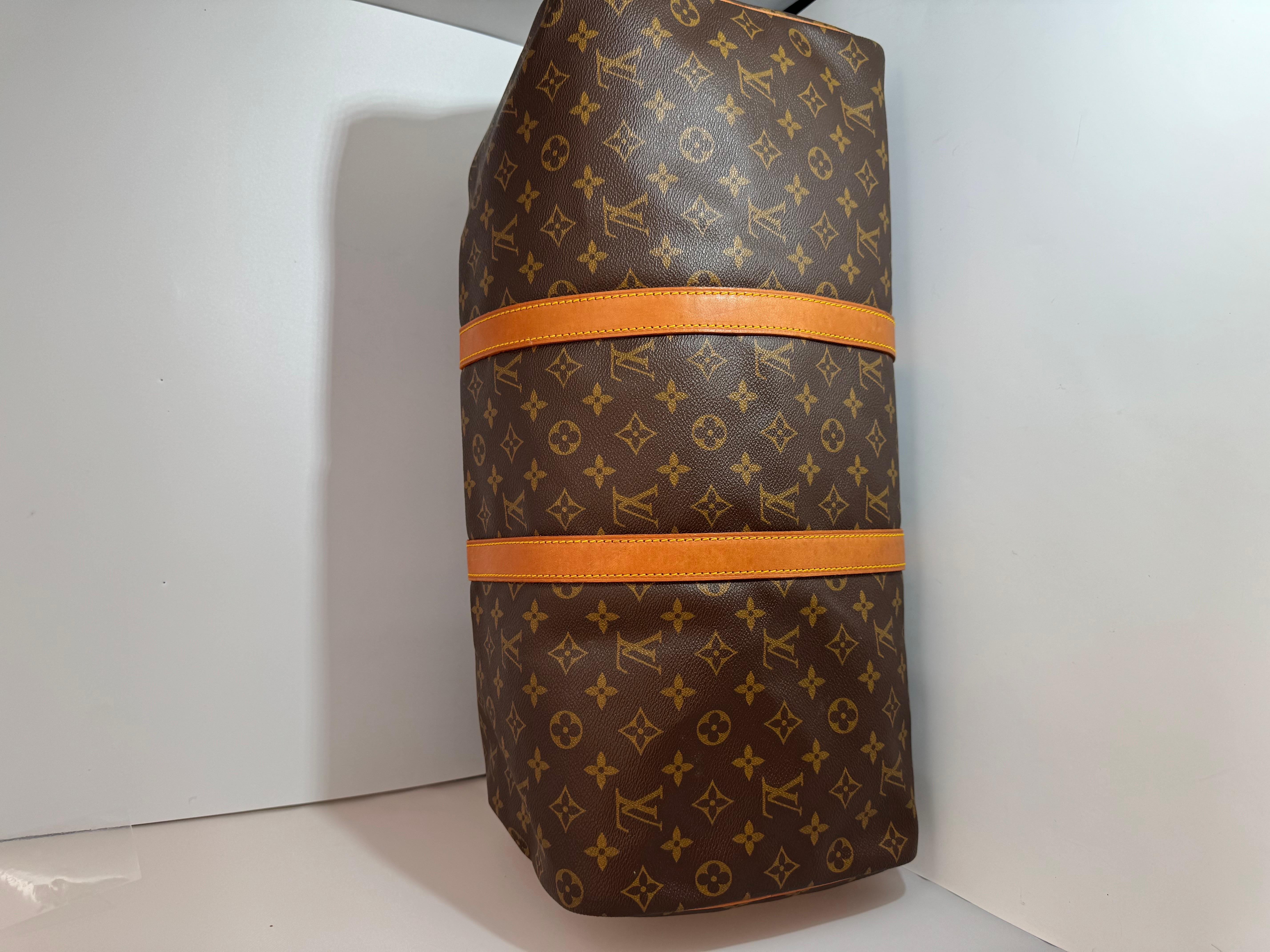 A Louis Vuitton logo-printed Louis Vuitton Keepall 50 with leather trim with bring a touch of heritage luxury wherever you carry it.
Over all  very good condition,
I have added lots of pictures of the original bag so please take a look at ball the