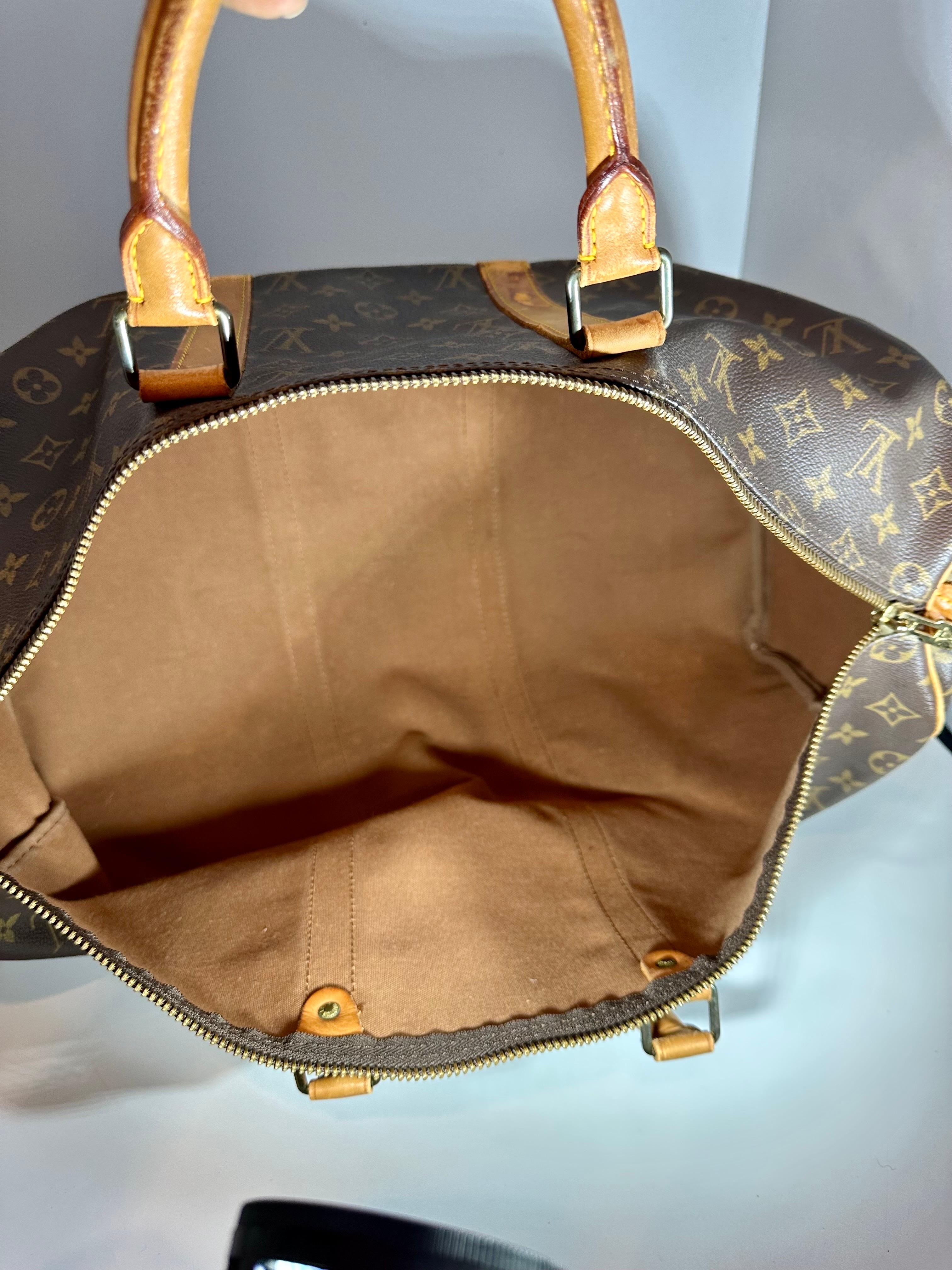 LOUIS VUITTON Brown Monogram Canvas Keepall  Luggage Bag  50, Boston Bag In Good Condition For Sale In New York, NY