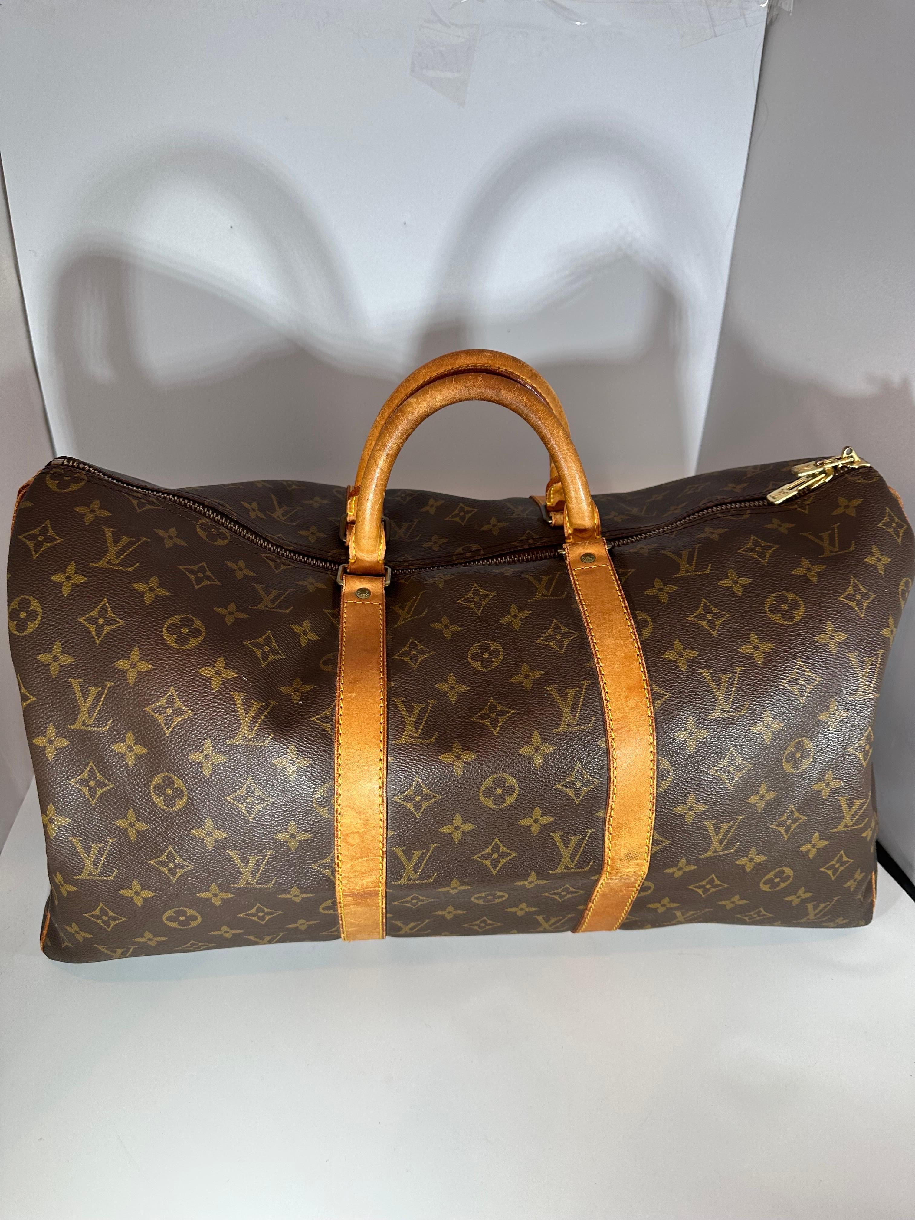 LOUIS VUITTON Brown Monogram Canvas Keepall  Luggage Bag  50, Boston Bag In Good Condition For Sale In New York, NY