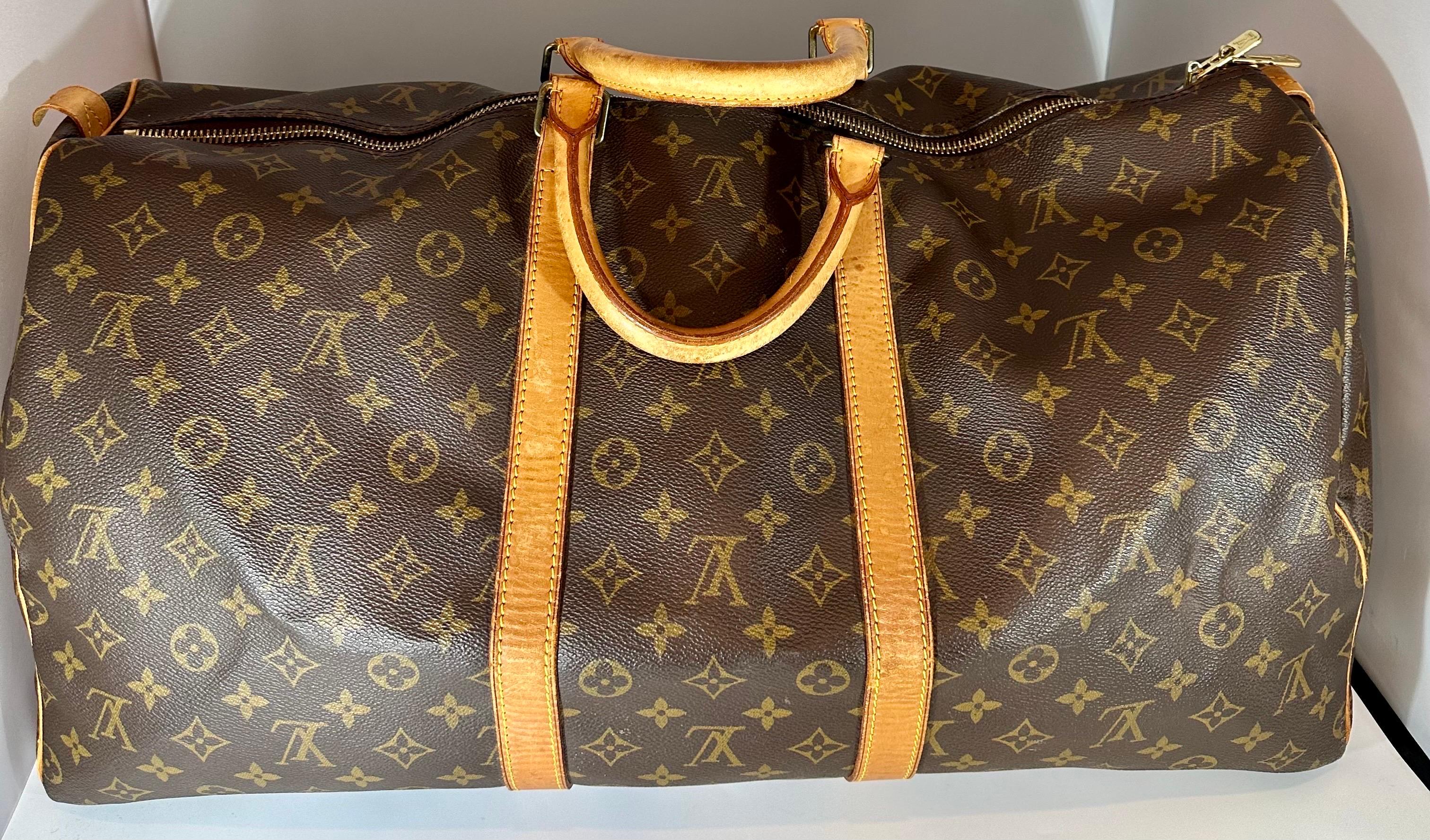 A Louis Vuitton logo-printed Louis Vuitton Keepall 55 with leather trim with bring a touch of heritage luxury wherever you carry it.
Over all  good condition,
I have added lots of pictures of the original bag so please take a look at ball the