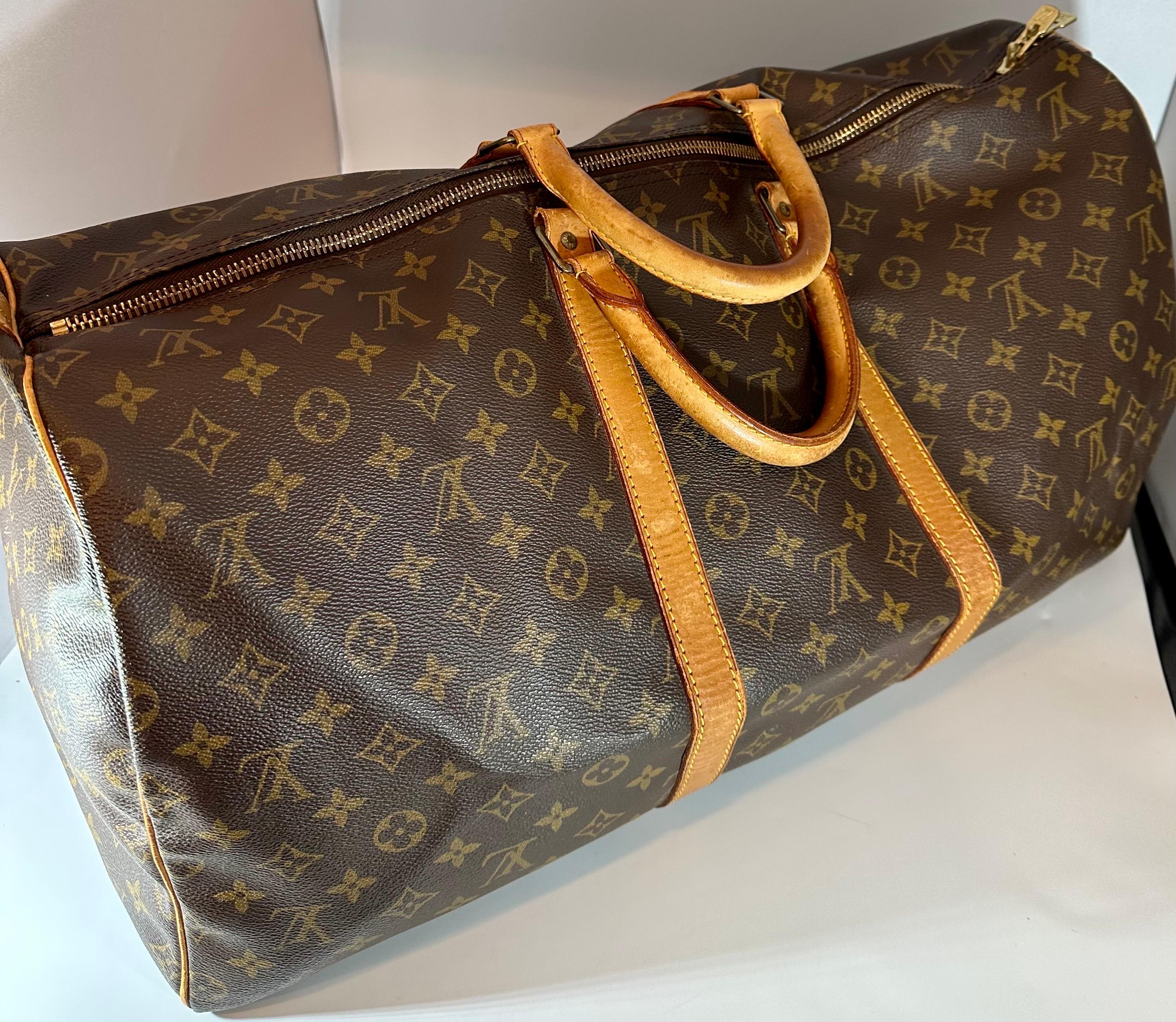 LOUIS VUITTON Brown Monogram Canvas Keepall  Luggage Bag  55 In Good Condition For Sale In New York, NY