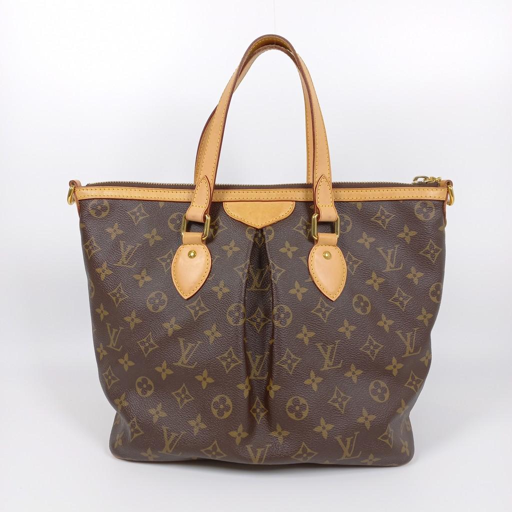Braun und hellbraun mit Monogramm beschichtetes Segeltuch Louis Vuitton Palermo PM mit goldfarbenen Beschlägen, hellbraunem Vachetta-Lederbesatz, zwei flachen verstellbaren Griffen oben und plissiertem Detail an der Außenseite, braunem geflochtenem
