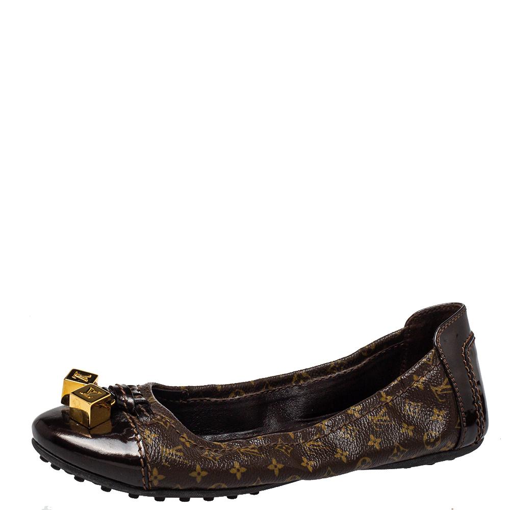 These Louis Vuitton Lovely ballet flats are simply elegant and luxe. Crafted from the signature monogram canvas, they flaunt leather cap toes with gold-tone 'LV' engraved cubes on them and a scrunch style to give you a good fit. The pair is complete
