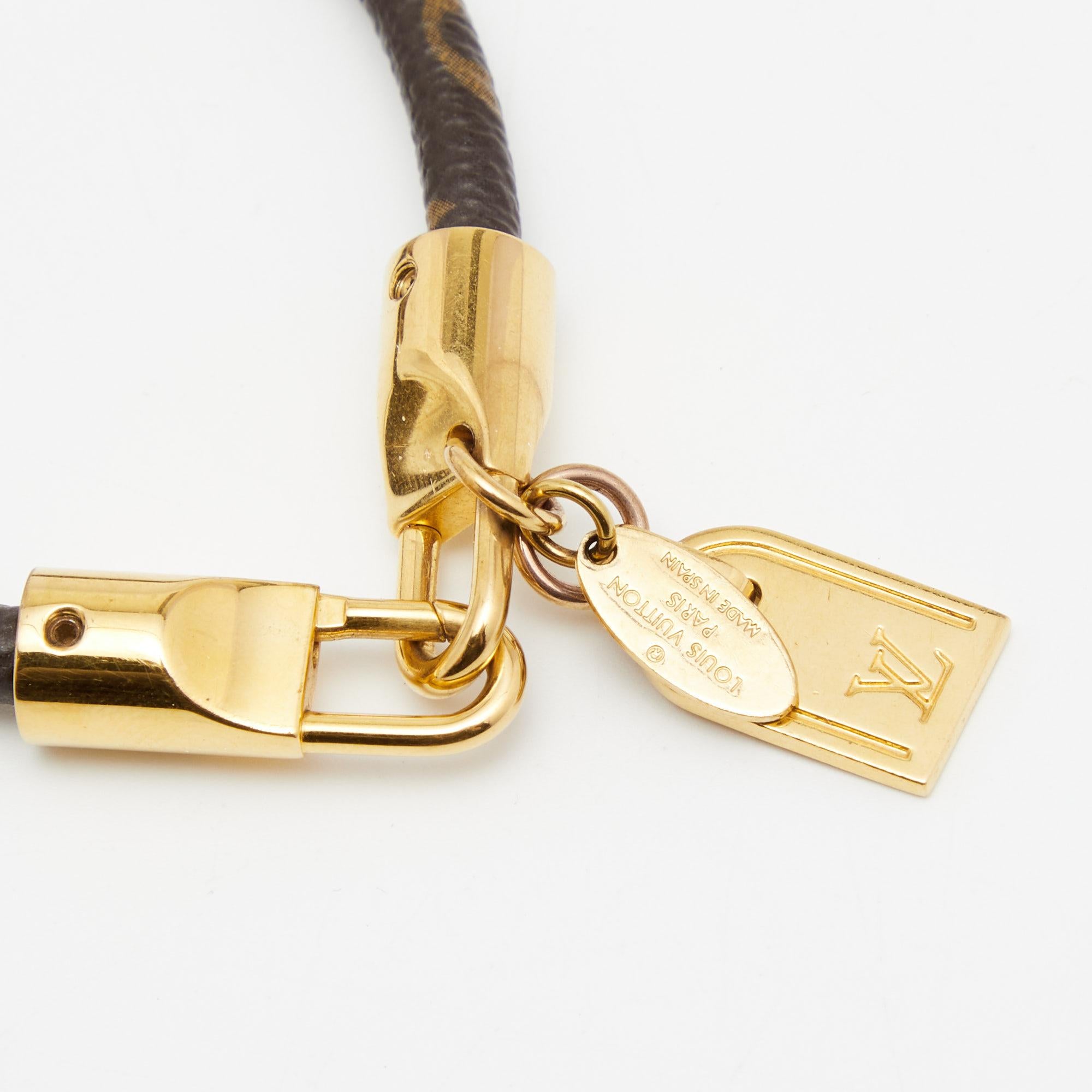 Adorn your wrist with this stunner of a bracelet from Louis Vuitton. The piece is from their Luck It collection and it has been crafted from monogram canvas, enhanced with gold-tone hardware, and finished with a metal tag that carries the signature