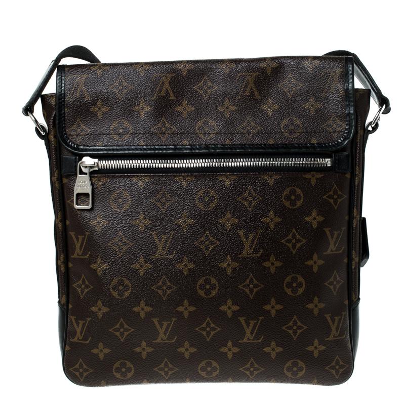 Perfect for your fashion game, this messenger bag from Louis Vuitton comes filled with excellent style and craftsmanship. The bag has been crafted from monogram canvas and leather and designed with a flap which secures a fabric interior sized to