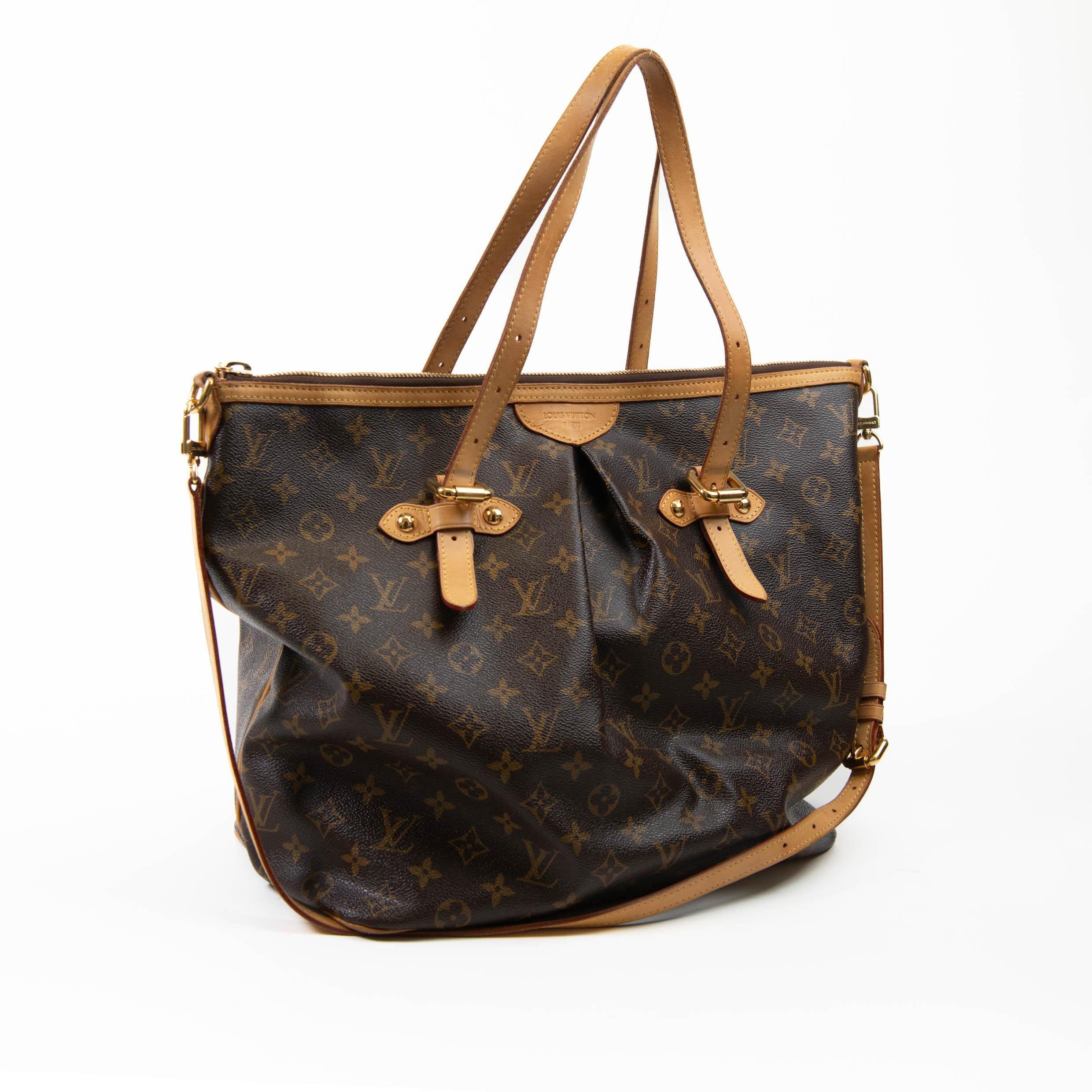 100% authentique

Ce fourre-tout élégant est fabriqué en toile de toile monogramme enduite, avec des poignées supérieures en cuir vachette, une bandoulière amovible, des garnitures et des accessoires en laiton. La fermeture à glissière supérieure