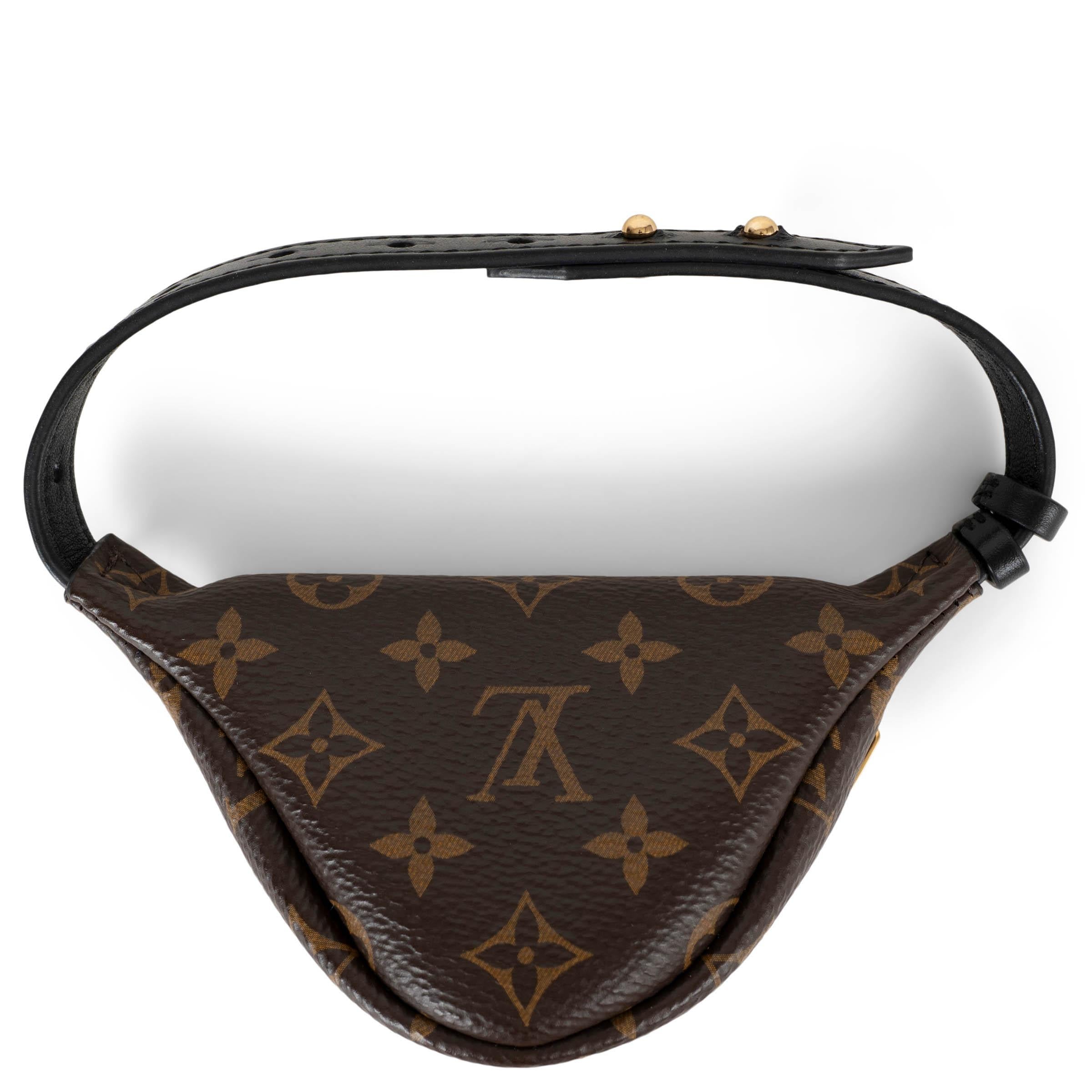Questo bracciale Party Bum Bag di Louis Vuitton, autentico al 100%, è realizzato in tela Monogram marrone e oliva con cinturino in pelle nera. Disegnata con la forma giocosa della classica Bum Bag, si apre con una cerniera per contenere i piccoli
