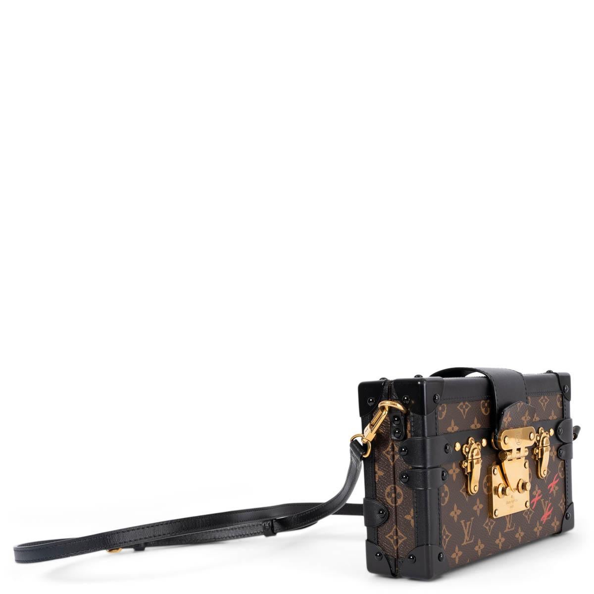 100% authentique sac Louis Vuitton Petite Malle en toile Monogram marron Ebène. La bandoulière amovible et réglable vous permet de porter ce sac comme un sac à bandoulière ou une pochette. Inspiré par l'histoire des malles Louis Vuitton, le sac