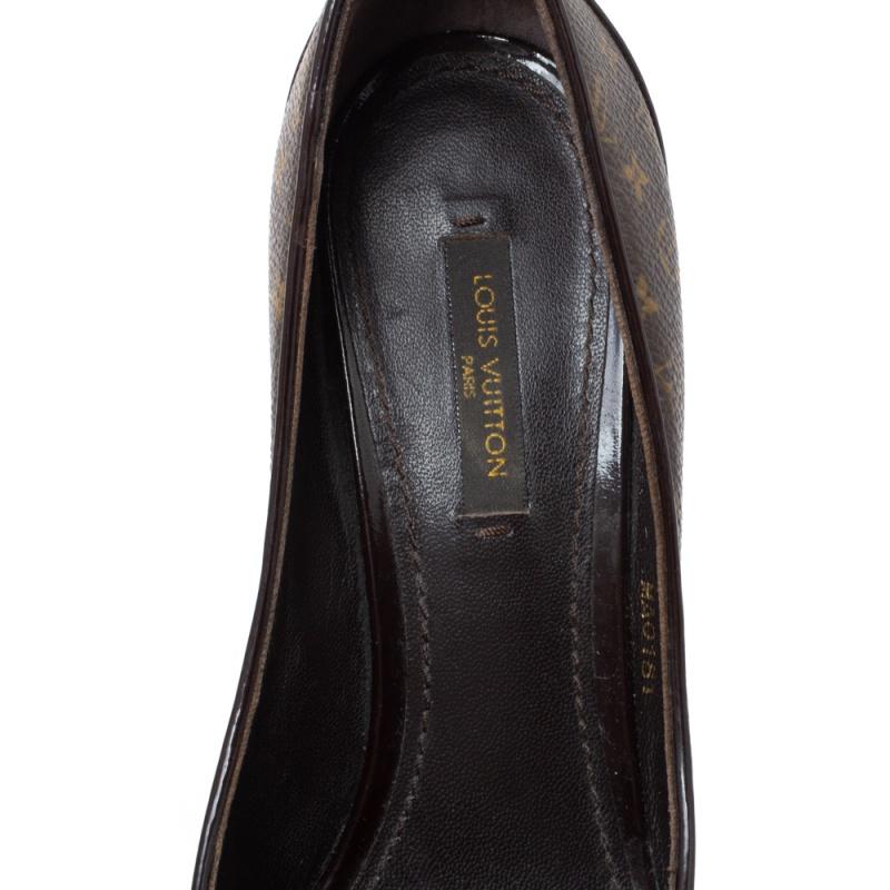 Take your summer outfit to the next level with this pair of Louis Vuitton pumps. Made from coated canvas, their Monogram print is matched with a black patent leather trim, ankle caps, and bows on the vamps. These peep toes feature cork platforms