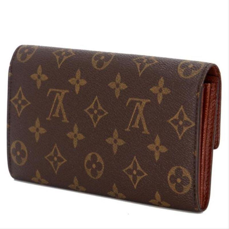 Louis Vuitton Brown Monogram Canvas Sarah GM Long Trim Wallet

This Louis Vuitton Monogram Canvas Sarah Wallet is the most elegant way to organize your essentials like your bills, currency and plenty of coins. This delightful piece will always be a