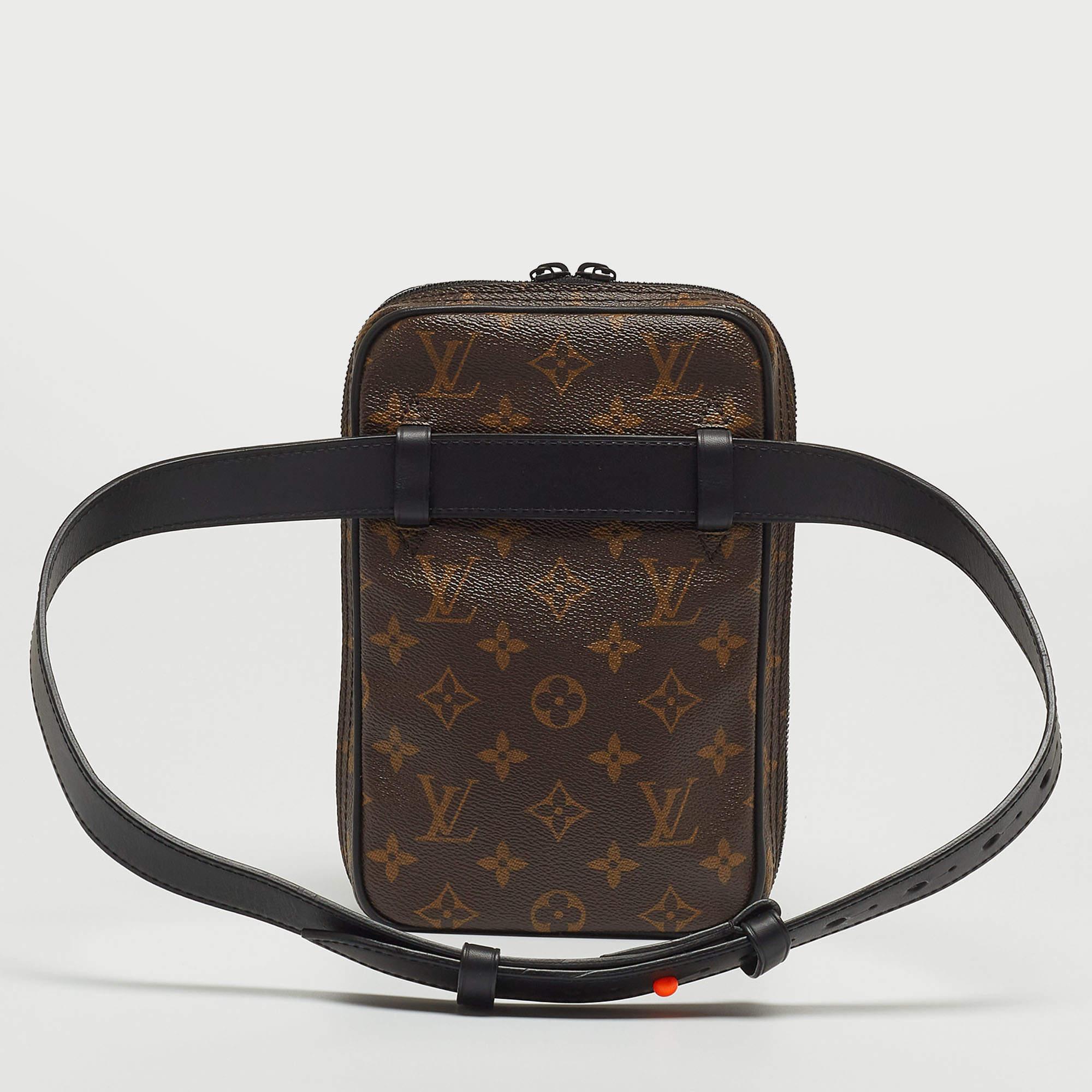 Louis Vuitton's handbags are popular owing to their high style and functionality. This bag, like all their designs, is durable and stylish. Exuding a fine finish, the bag is designed to give a luxurious experience.

Includes: Original Dustbag

