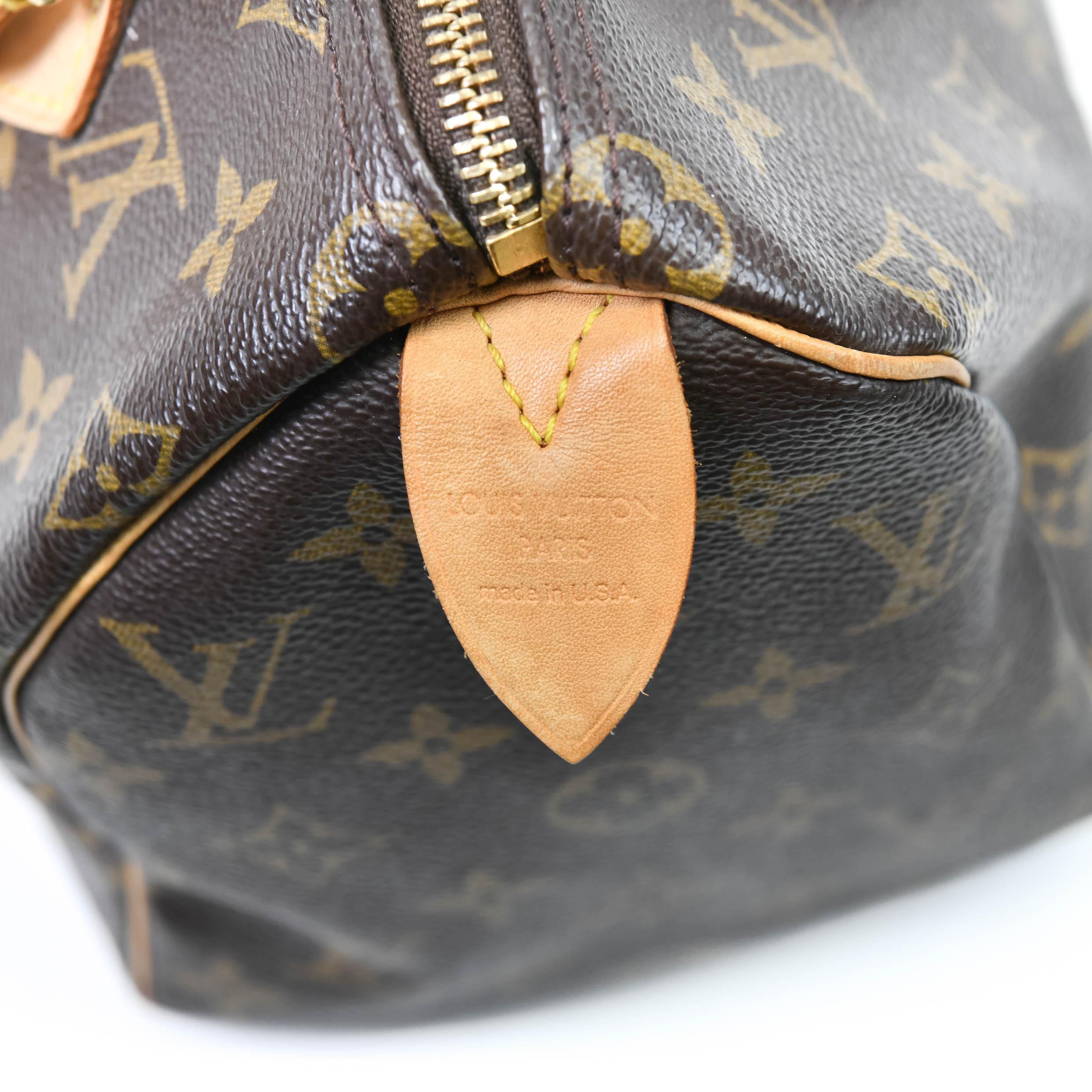 100% Authentic 

This handbag features vachetta cowhide leather top handles and trim with polished brass hardware. The top zipper opens to a cocoa brown fabric interior with a hanging pocket.

Base length: 10.00 in

Height: 7.75 in

Width: 5.75