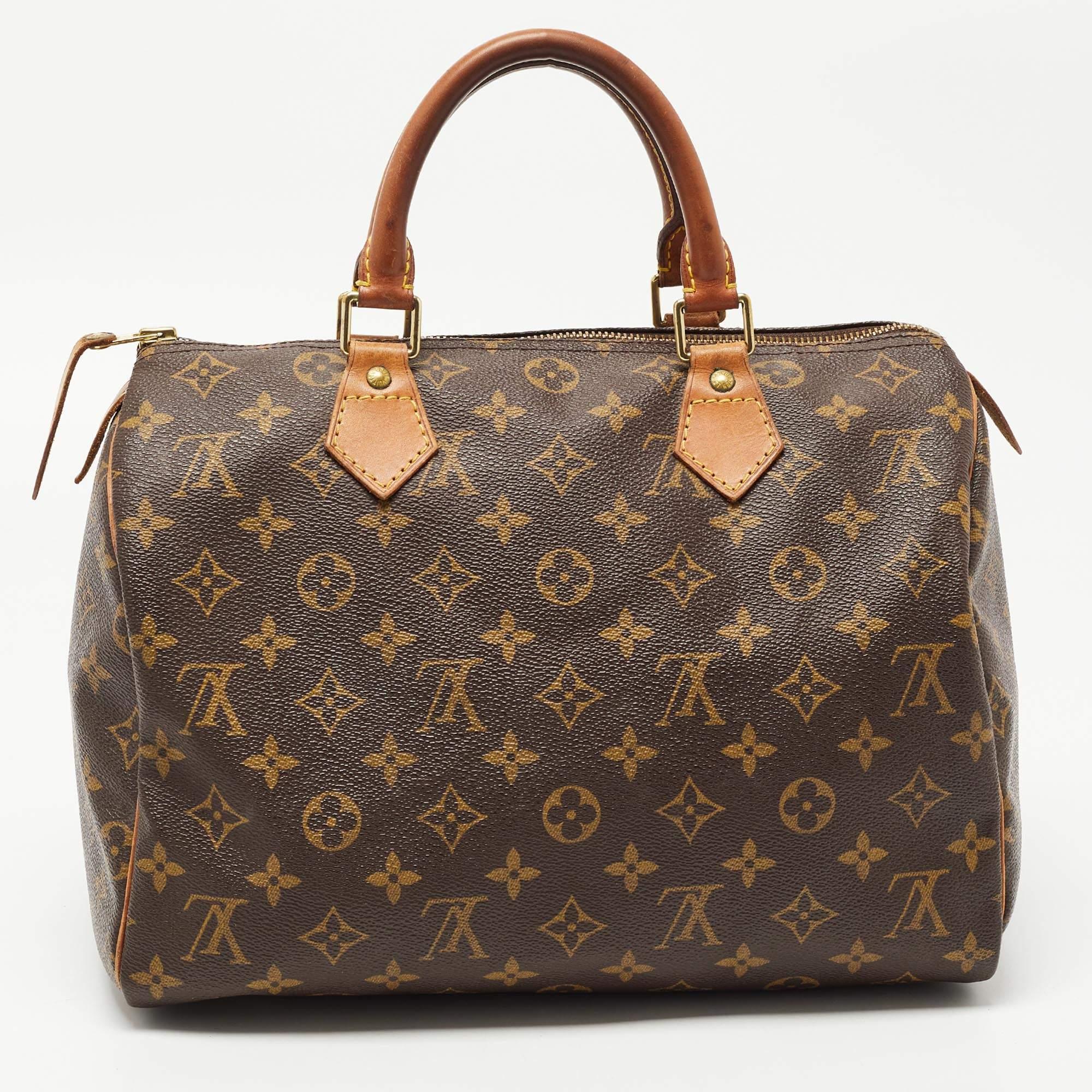 Created to provide you with everyday ease, this Louis Vuitton Speedy 30 bag features dual top handles and a roomy fabric-lined interior. The usage of monogram canvas in its construction offers it a classy and sophisticated look. Gold-tone hardware
