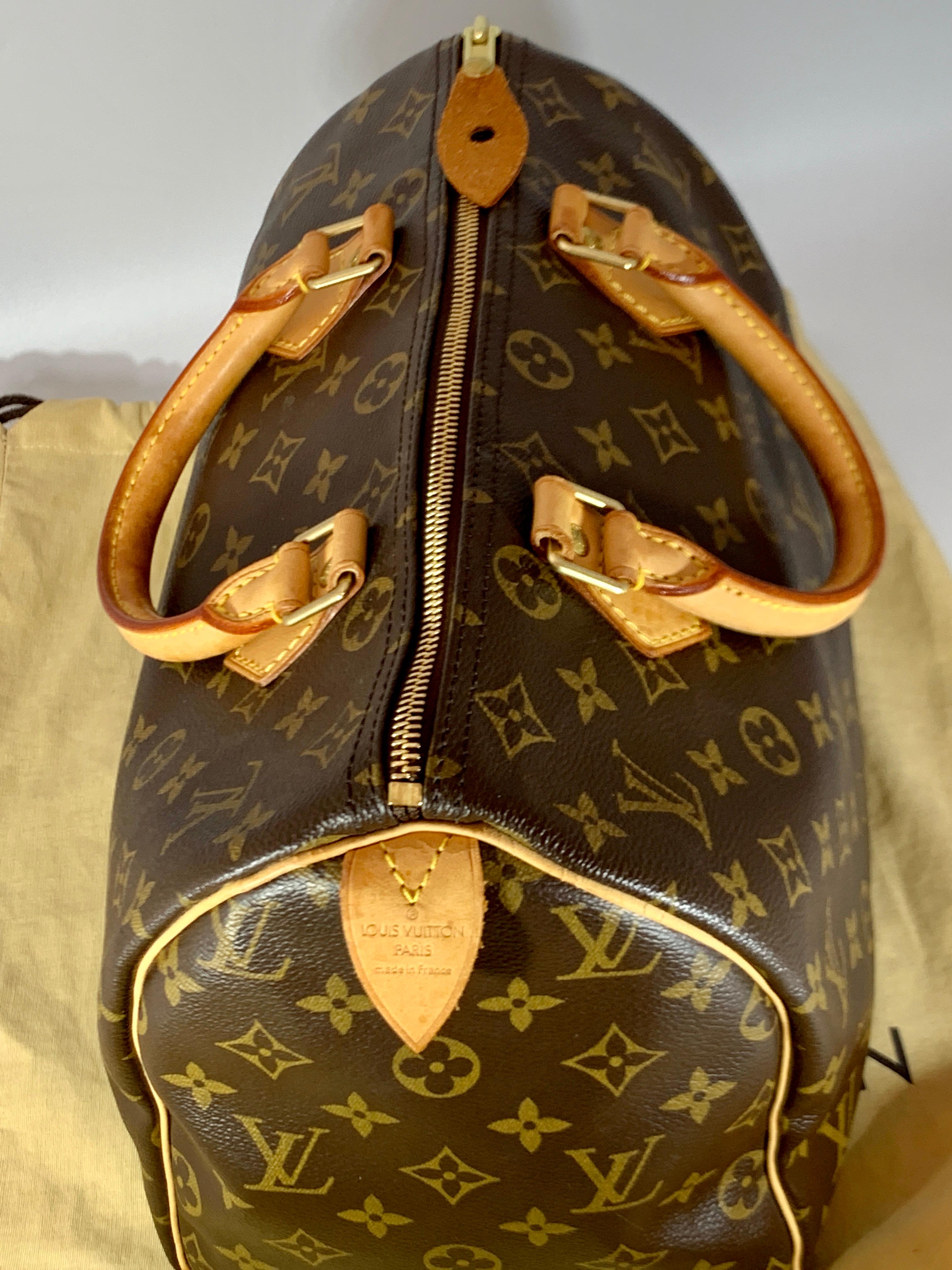 A Louis Vuitton logo-printed Louis Vuitton Speedy 35 with leather trim with bring a touch of heritage luxury wherever you carry it.
Over all Excellent condition, Like new
No stain , no fading , lining is in great shape
No Louis Vuitton dust