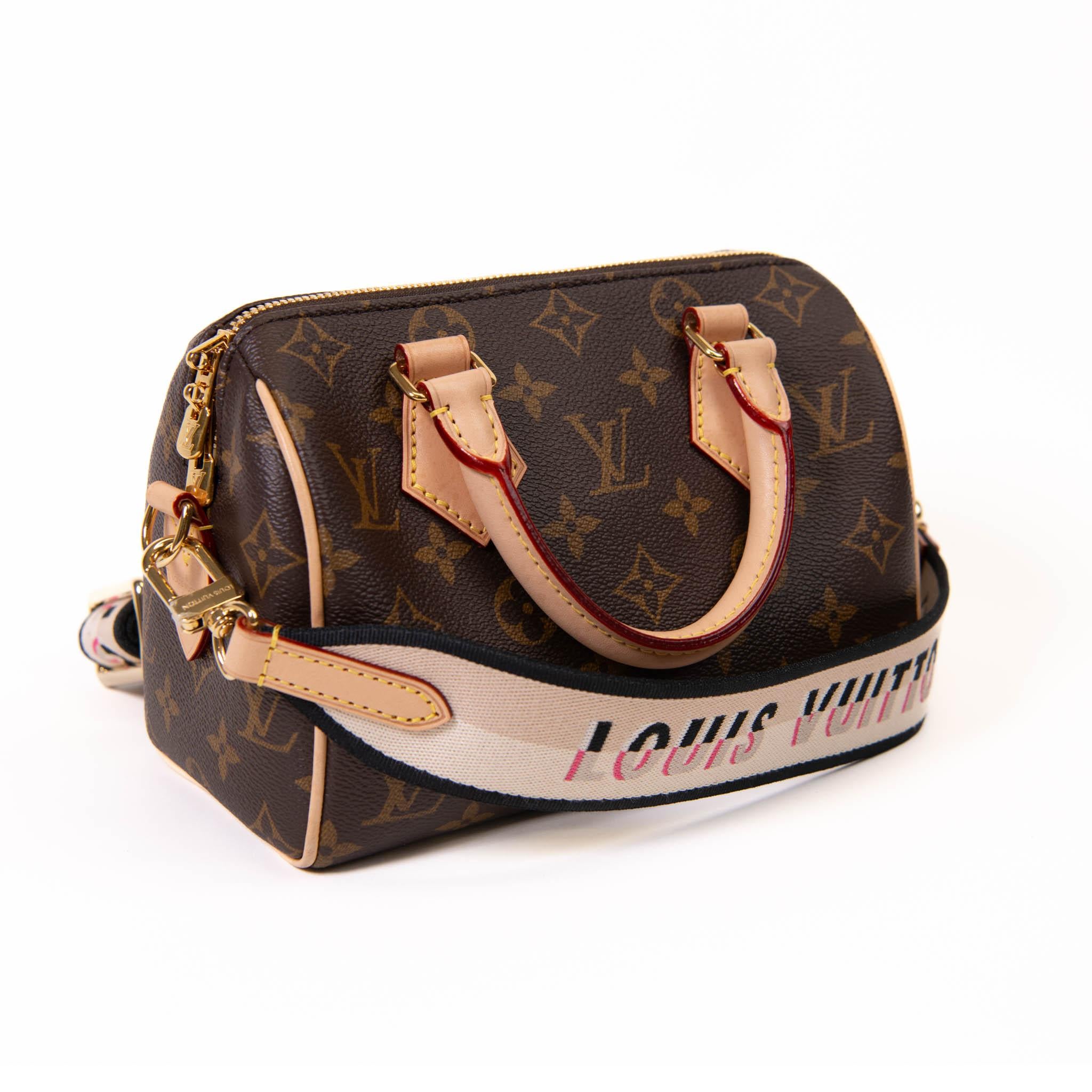 100% auténtico

Este adorable bolso Speedy 20 de lona con monograma de Louis Vuitton es el bolso perfecto para la ciudad. Aunque conserva su forma icónica, el Speedy 20 ha adquirido nuevos detalles, como la moderna correa ancha de lona con la firma