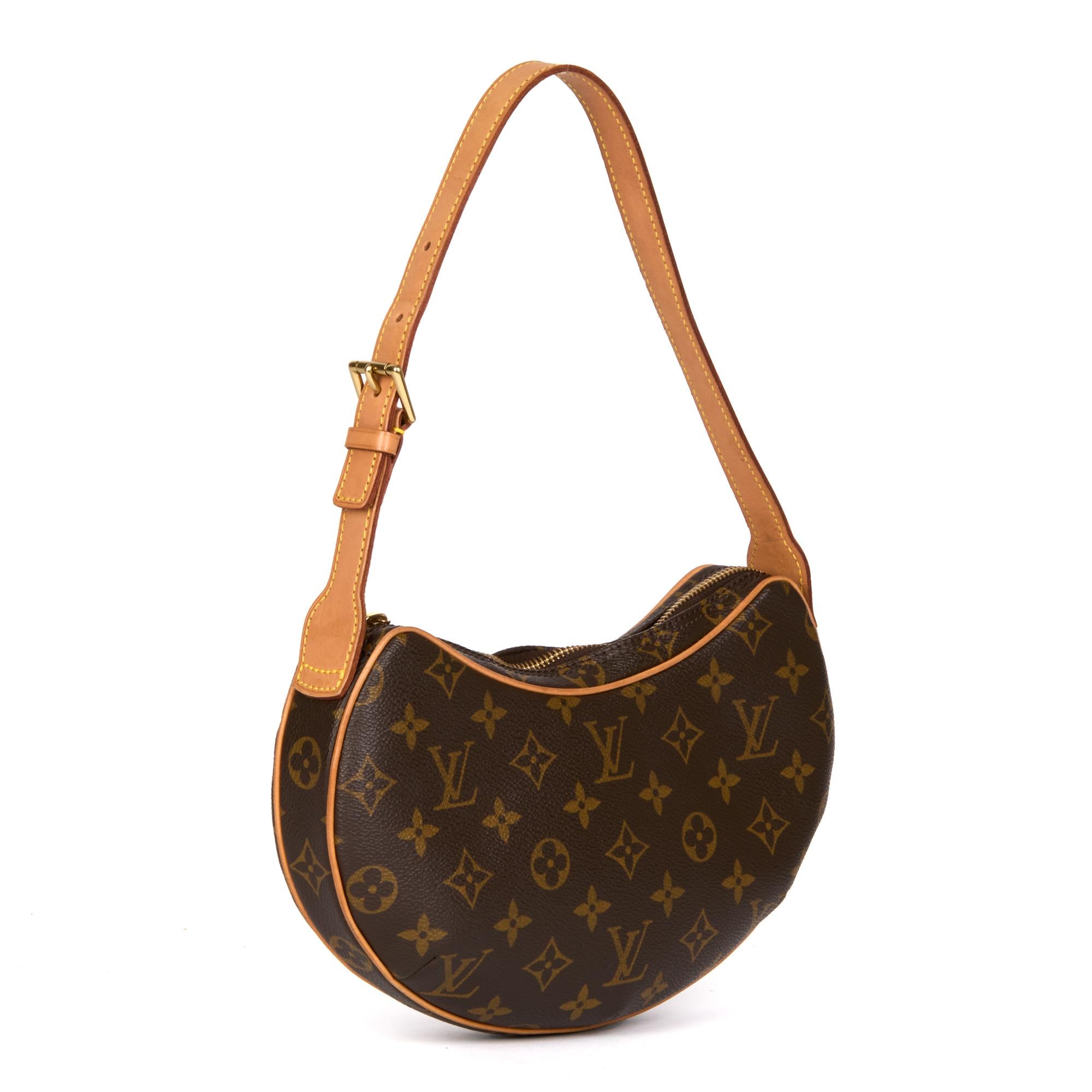 LOUIS VUITTON
Brown Monogram Coated Canvas & Vachetta Leather Vintage Croissant PM

Xupes Reference: HB4450
Serial Number: SP 1022
Age (Circa): 2002
Authenticity Details: Date Stamp (Made in France)
Gender: Ladies
Type: Shoulder, Top Handle

Colour: