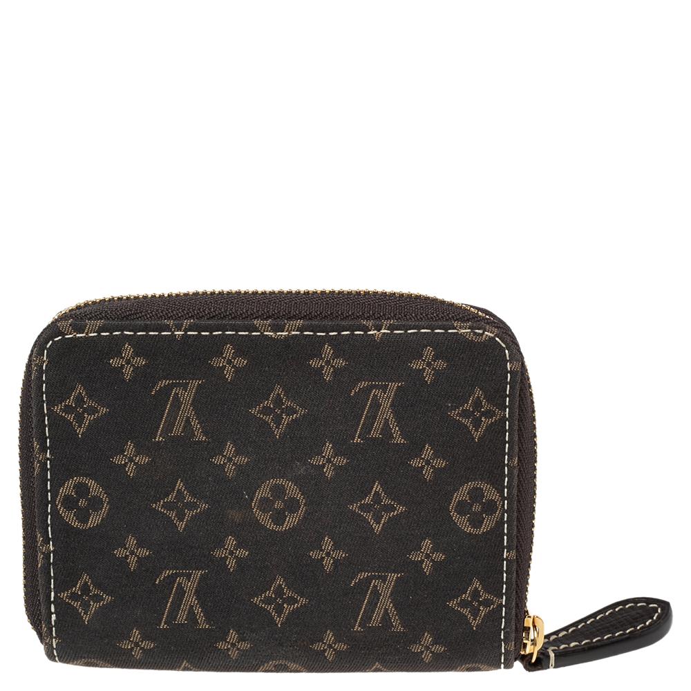 This Zippy coin purse from the House of Louis Vuitton is conveniently designed for everyday use. It is made from brown Monogram canvas on the exterior and comes with gold-toned hardware and a neat leather-lined interior. It measures 11 cm x 2 cm x