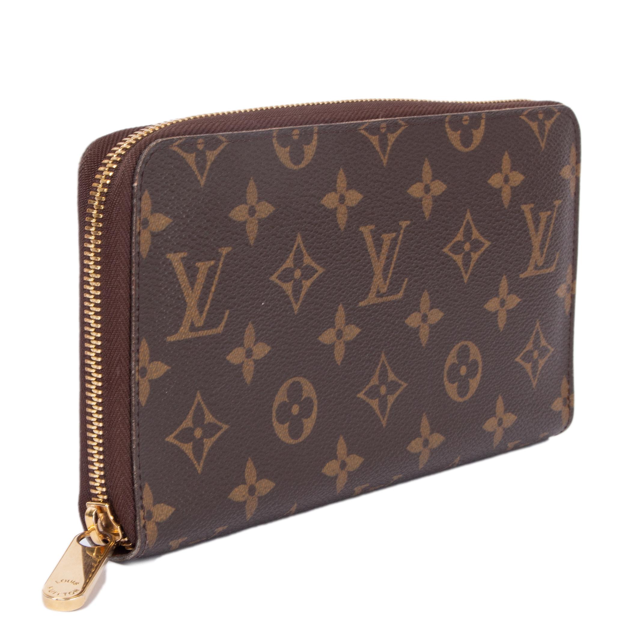 100% authentic Louis Vuitton 'Zippy' organizer wallet in monogram canvas (100%). Features a passport holder, one pen holder. Has 12 card holders and a coin compartment with zipper closure. Lined in cognac coated canvas. Has been used and is in