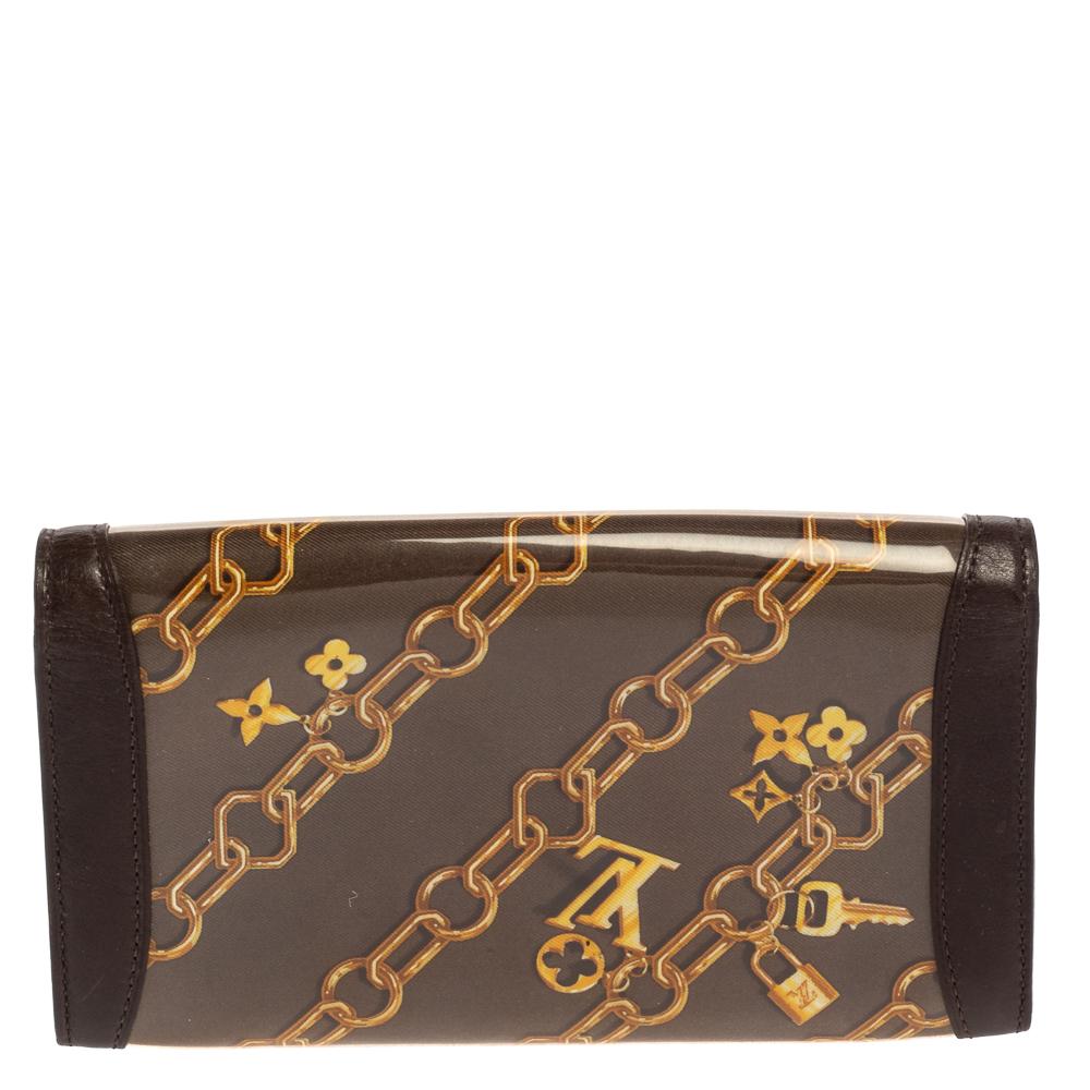 This limited edition Porte Monnaie wallet by Louis Vuitton is sure to be a prized buy. This wallet is constructed using leather, monogram charms-printed silk, and vinyl. It is complemented with gold-tone hardware and lined with leather.

