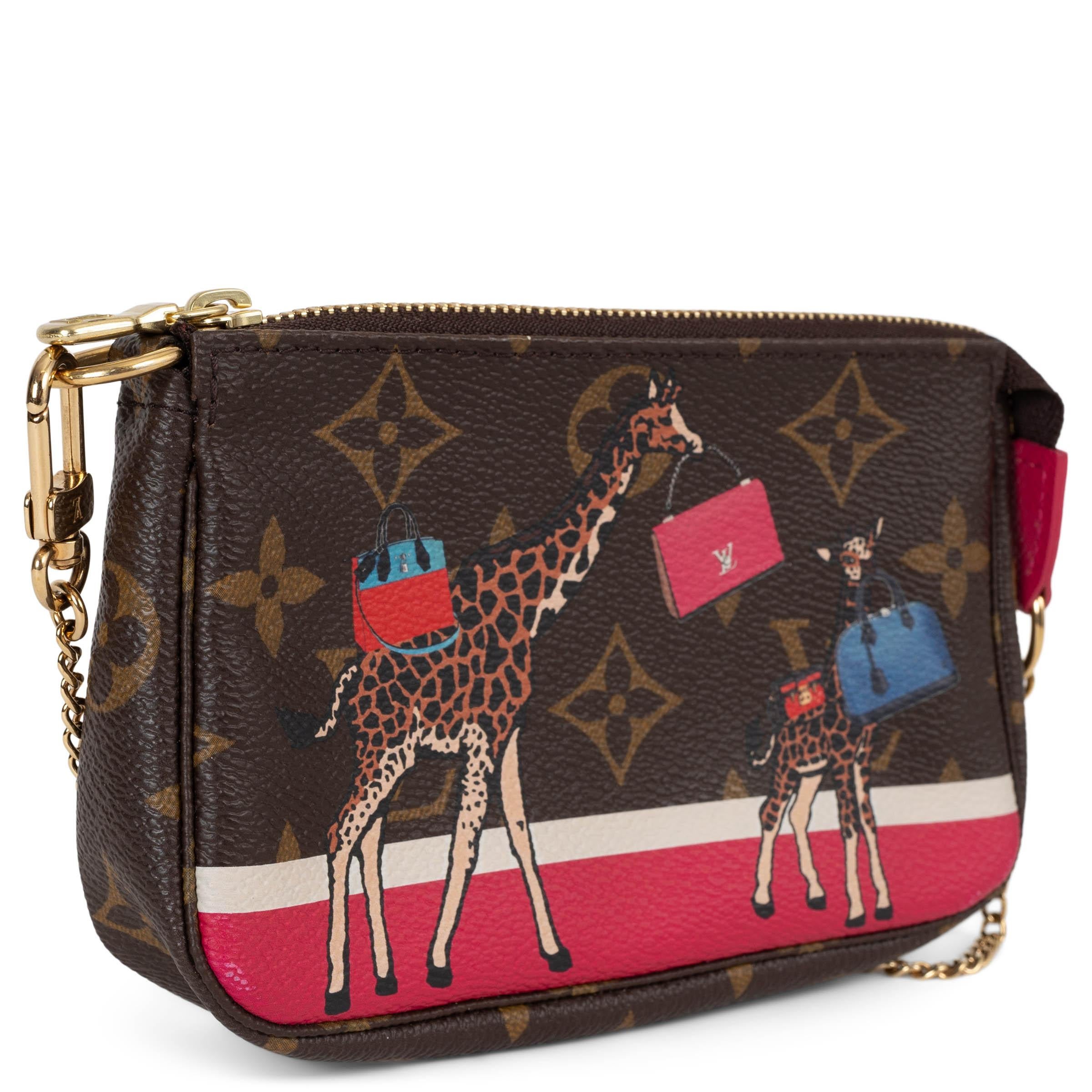 Diese 100% authentische Louis Vuitton Mini Pochette Accessoires Tasche aus braunem Monogram Christmas Canvas ist eine limitierte Auflage mit einem verspielten Giraffenprint auf der Vorderseite, der die ikonischen Handtaschen von Louis Vuitton zeigt.