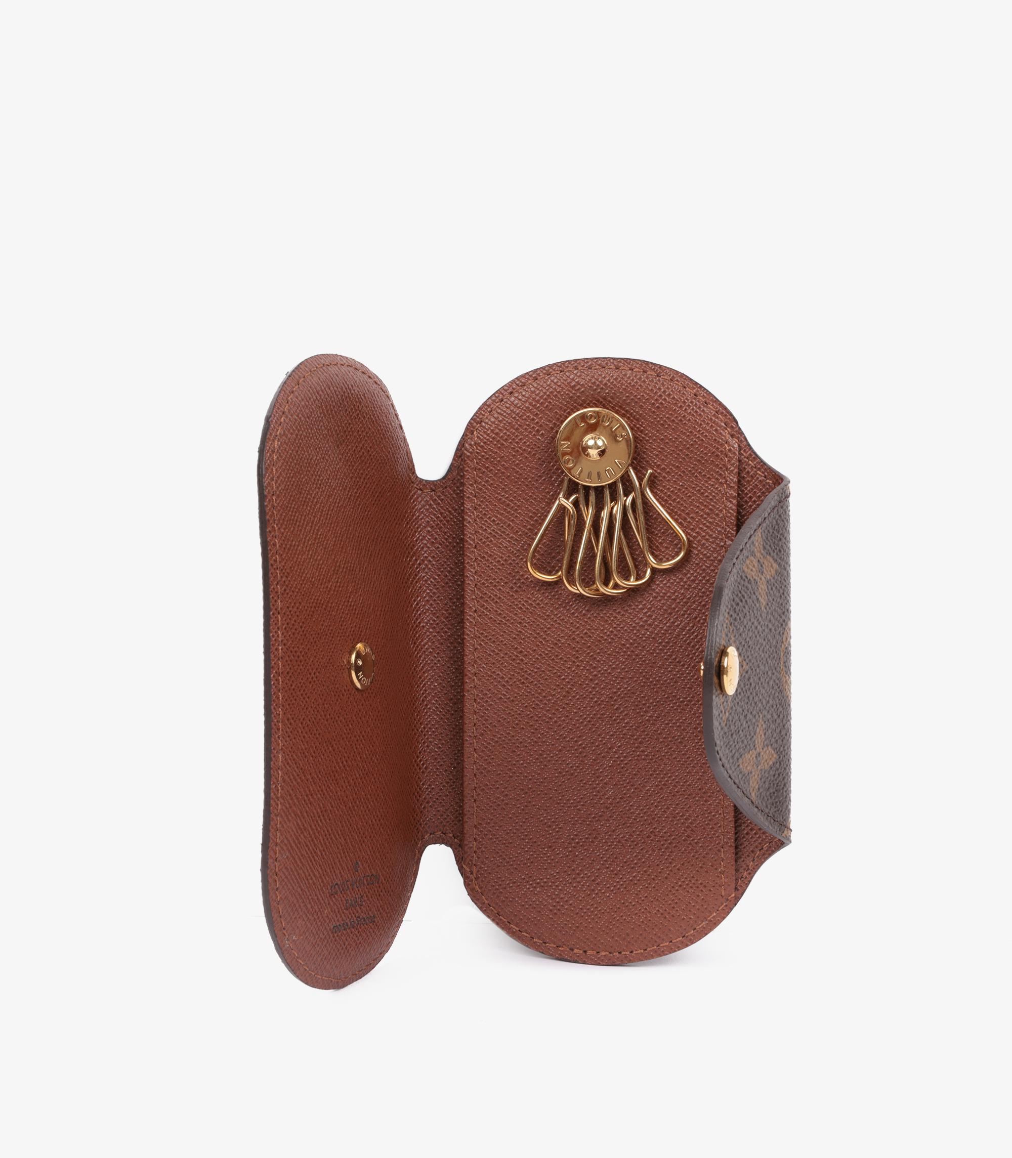 Louis Vuitton Custodia a 6 chiavi in tela Monogram Marrone

Dettagli del prodotto
Xupes Ref: CAA0099
Marchio: Louis Vuitton
Model No: 6 Portachiavi
Tipo: Portachiavi
Colore: Marrone 
Ferramenta: Ottone dorato
Materiale(i): Tela