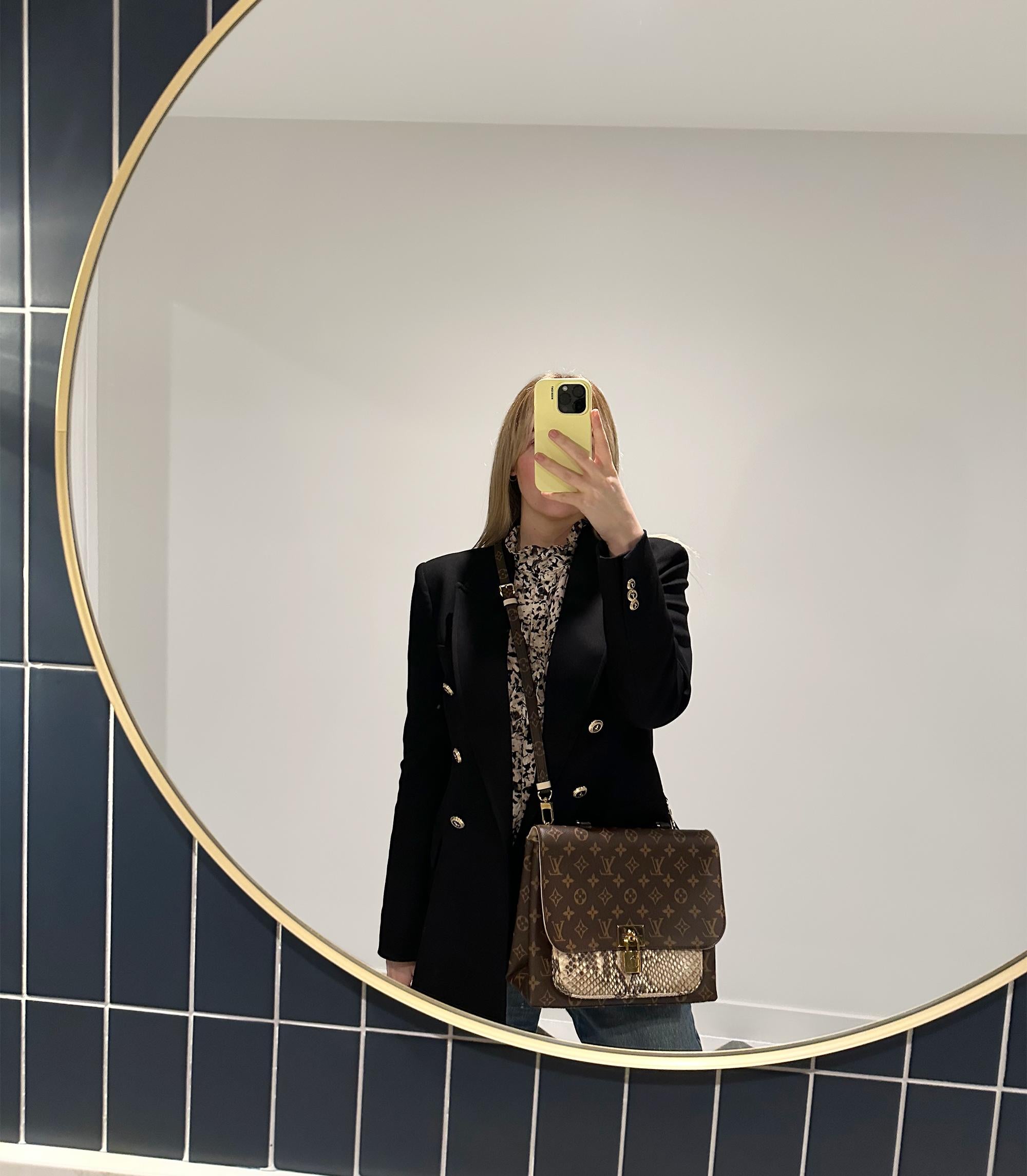 Louis Vuitton Brown Monogram Coated Canvas & Beige Python Leather Marignan

Product Details
Xupes Ref: CB1402
Brand: Louis Vuitton
Model: Marignan
Type: Top Handle, Shoulder, Crossbody
Serial Number: FL2119
Age: 2019
Accompanied By: Louis Vuitton