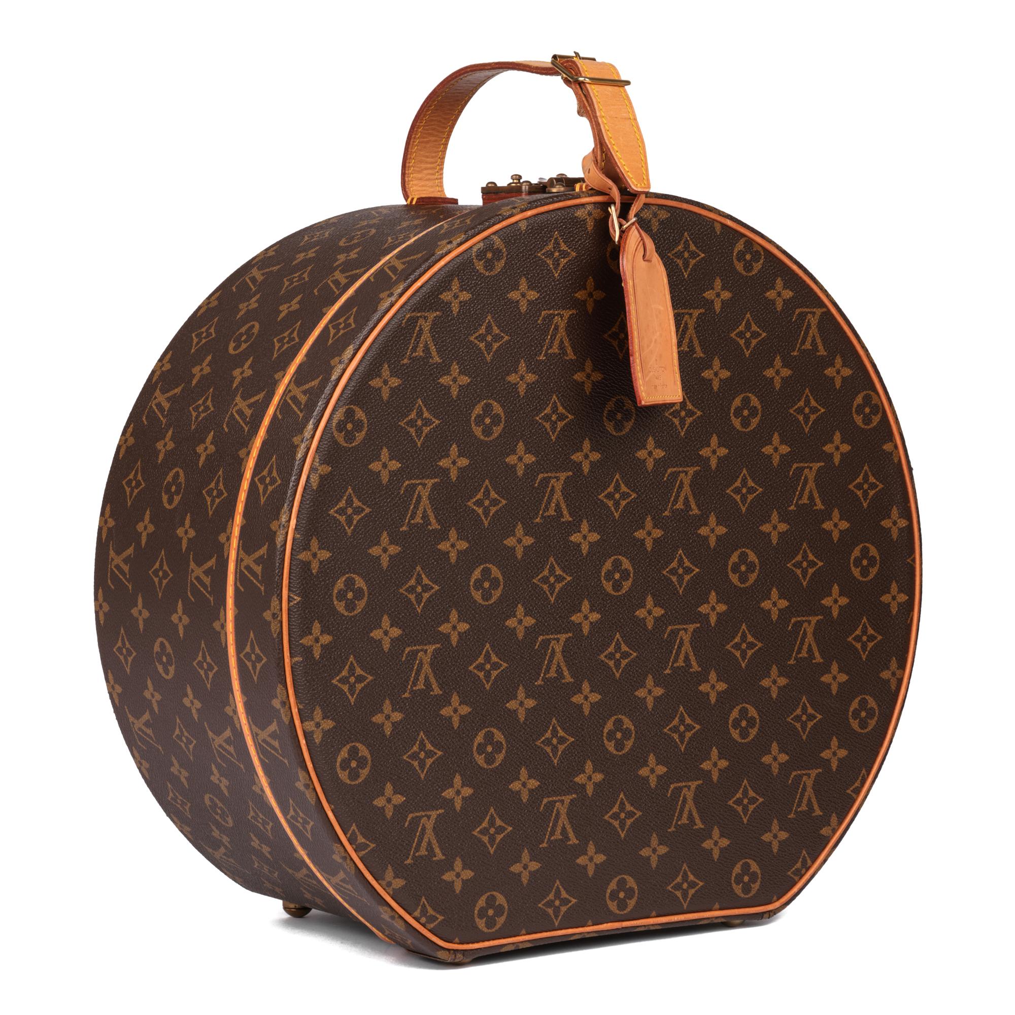 LOUIS VUITTON
Brown Monogram Coated Canvas & Vachetta Leather Boite Chapeaux 40

Xupes Reference: HB5136
Serial Number: A10934
Age (Circa): 1990
Accompanied By: Luggage Tag, Keys
Authenticity Details: Serial Stamp (Made in France)
Gender: