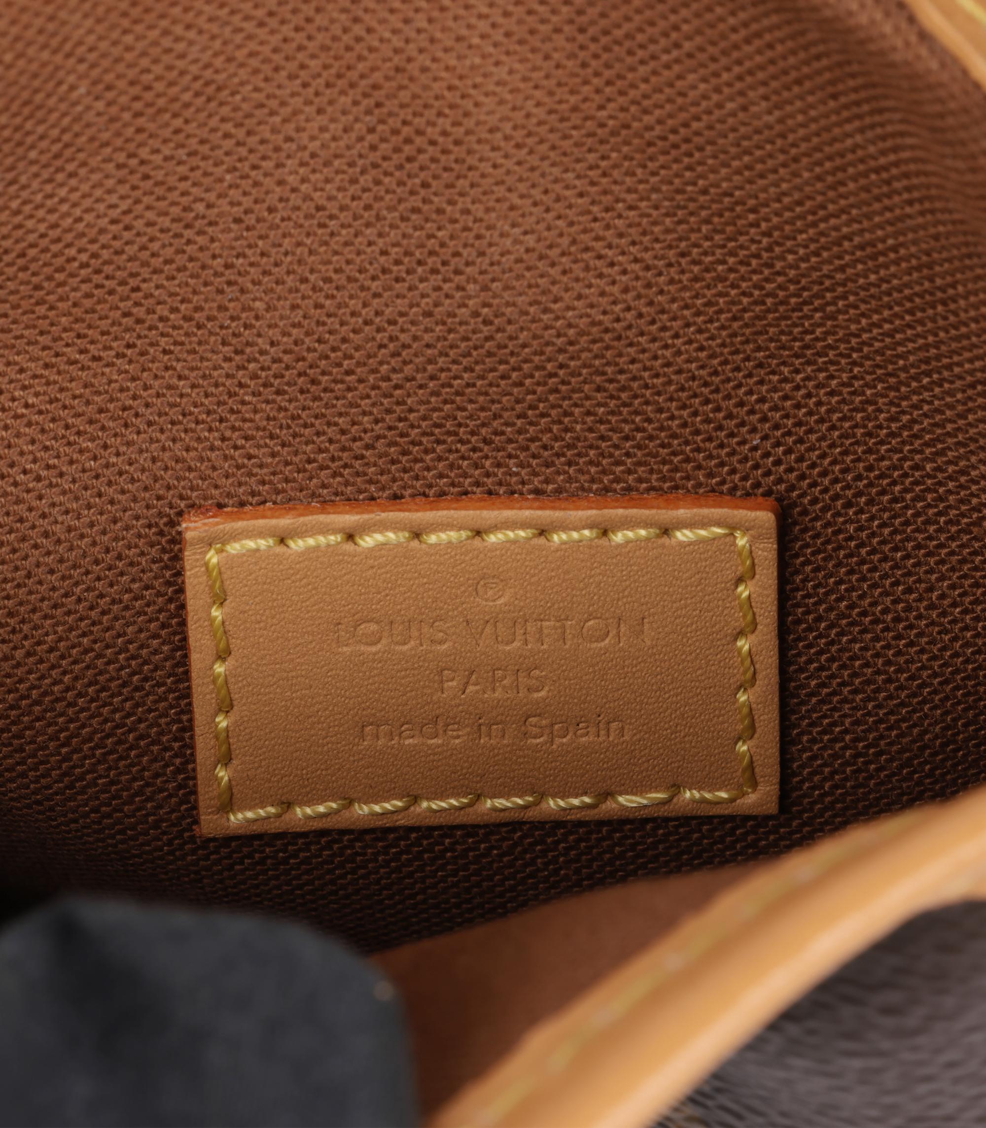 Louis Vuitton Brown Monogram Coated Canvas & Vachetta Leather Fold Me Pouch im Angebot 4