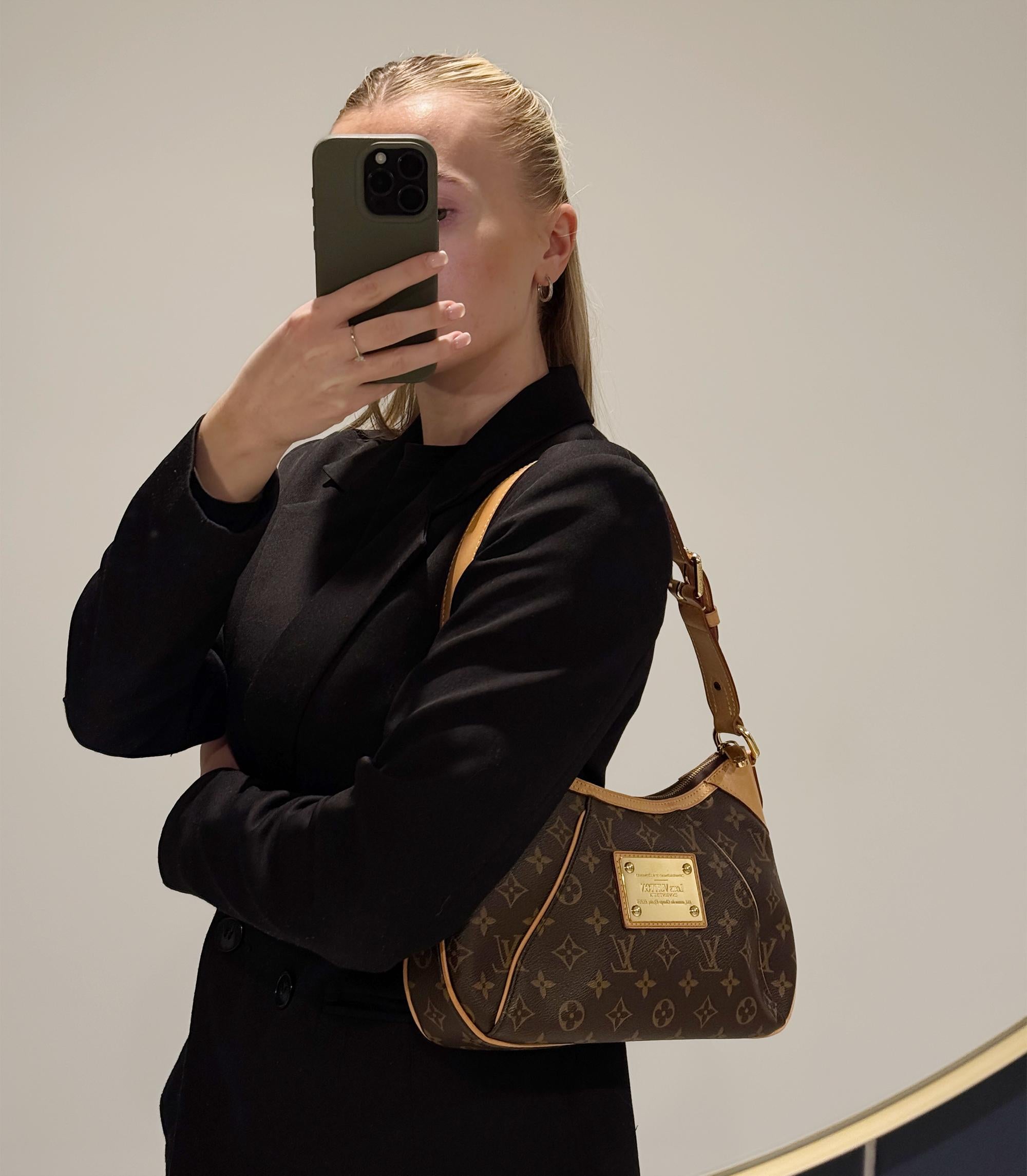 Louis Vuitton Brown Monogram Coated Canvas & Vachetta Leather Retiro PM

Product Details
Xupes Ref: HB5828
Brand: Louis Vuitton
Model: Retiro PM
Type: Shoulder, Tote
Serial Number: AR1101
Age: 2011
Accompanied By: Louis Vuitton Dust Bag, Detachable