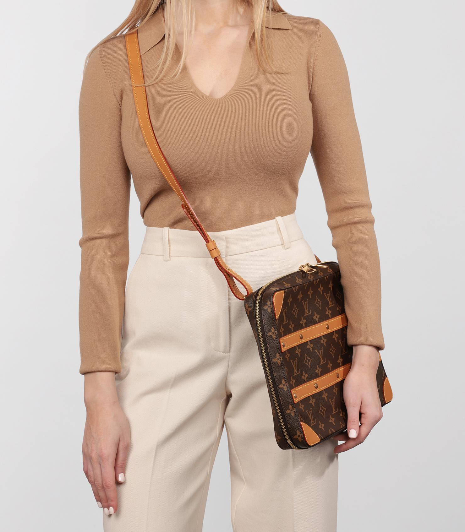 Louis Vuitton Messenger in tela marrone con monogram e pelle cachettica MM

Dettagli del prodotto
Xupes Ref: HB3877
Marchio: Louis Vuitton
Model: Messenger Baule Morbido MM
Tipo: Tracolla, Crossbody, Clutch
Numero di Serie: BA3149
Età: