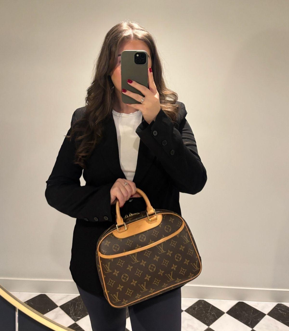 Louis Vuitton Monograma Marrón Lona Recubierta y Piel Vachetta Vintage Trouville

Detalles del producto
Xupes Ref: HB5995
Marca: Louis Vuitton
Model No: Trouville
Tipo: Tote
Número de serie: MI1004
Edad: 2004
Acompañado de: Bolsa guardapolvo Louis